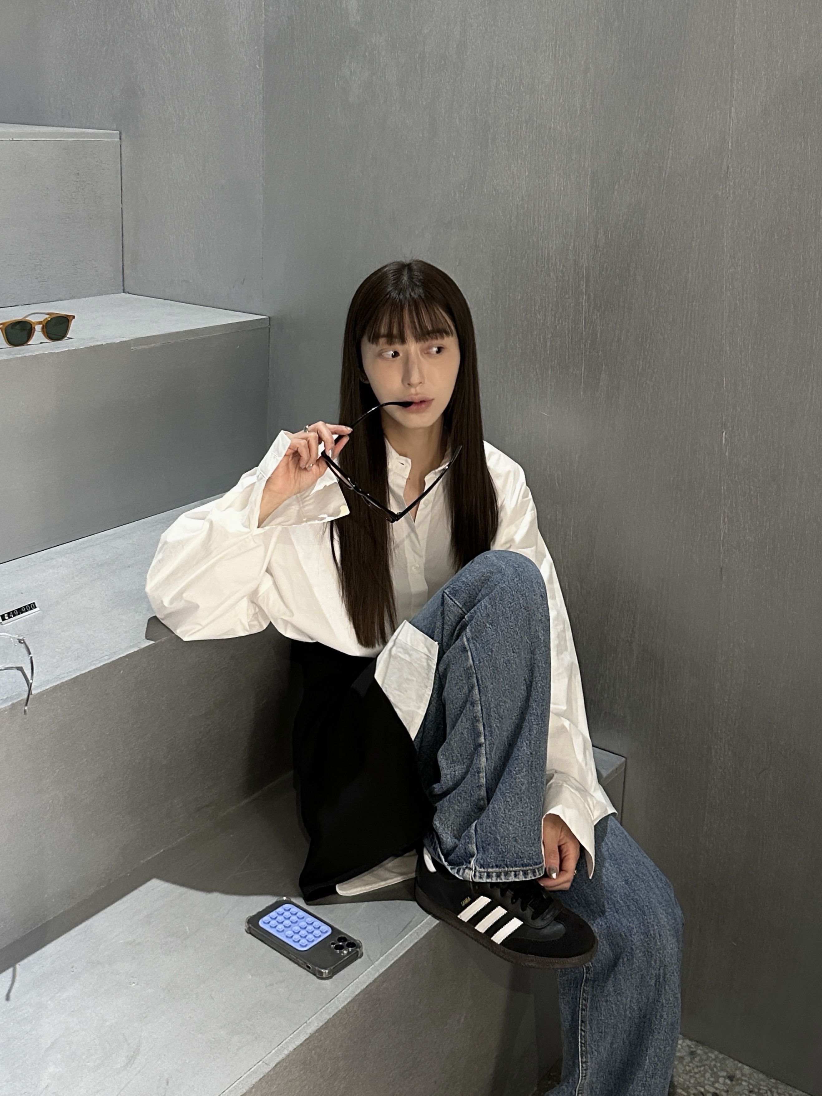 Adidas Samba Classic Core Black, Prada Cleo Brushed Leather Shoulder Bag with Flap White N 착용 스타일 - 1