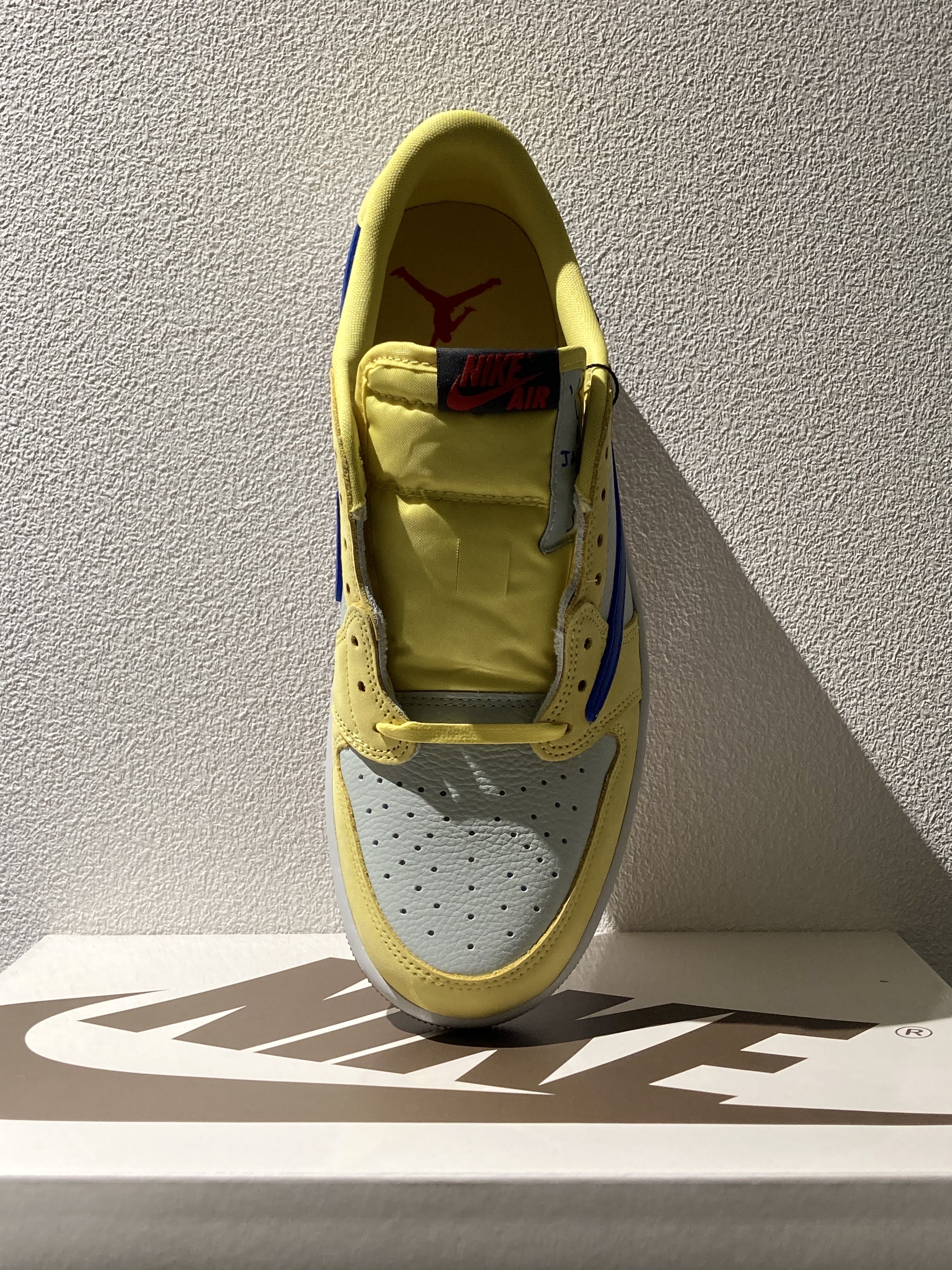 (W) Jordan 1 x Travis Scott Retro Low OG SP Canary 착용 스타일 - 2