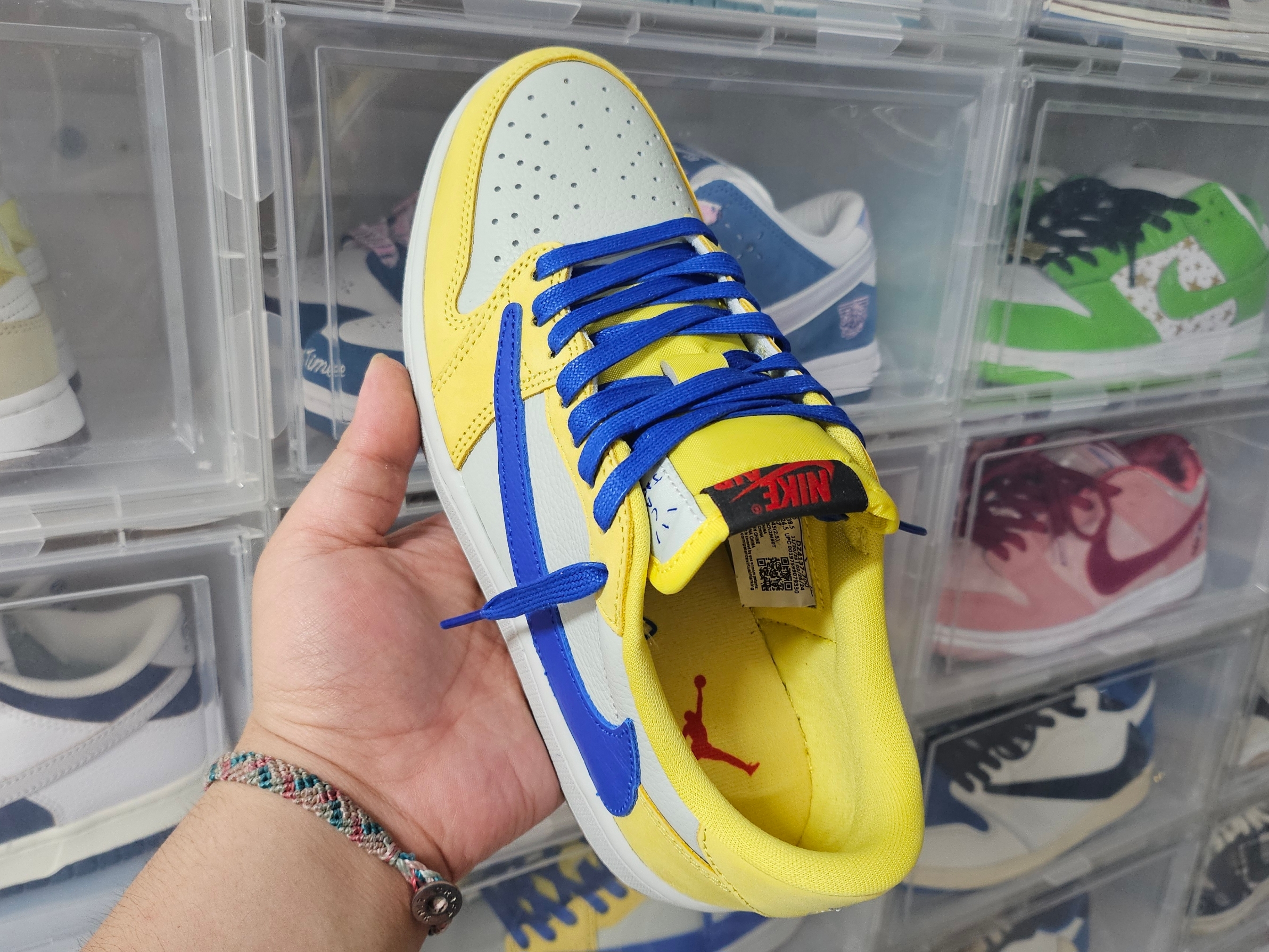 (W) Jordan 1 x Travis Scott Retro Low OG SP Canary 착용 스타일 - 3