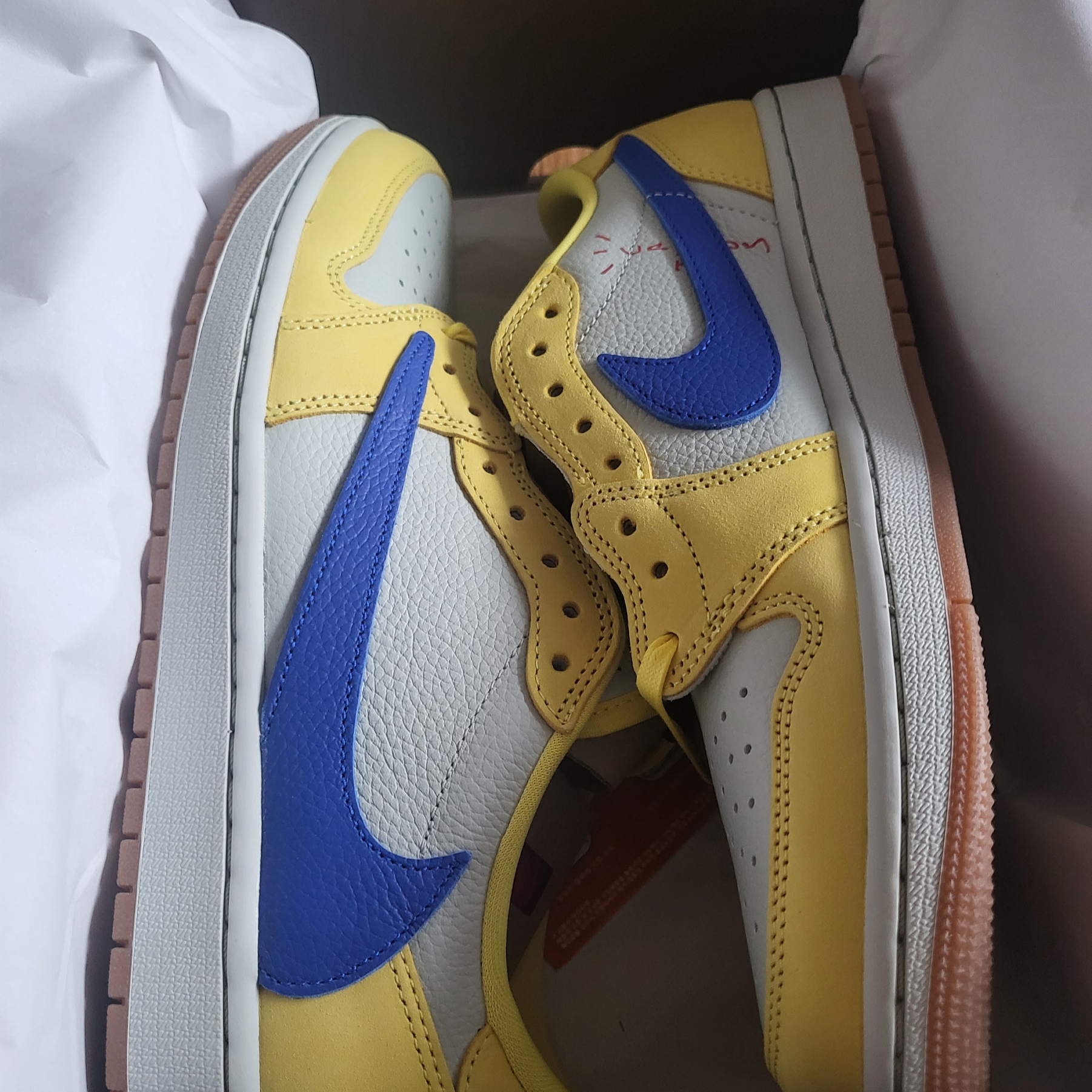 (W) Jordan 1 x Travis Scott Retro Low OG SP Canary 착용 스타일