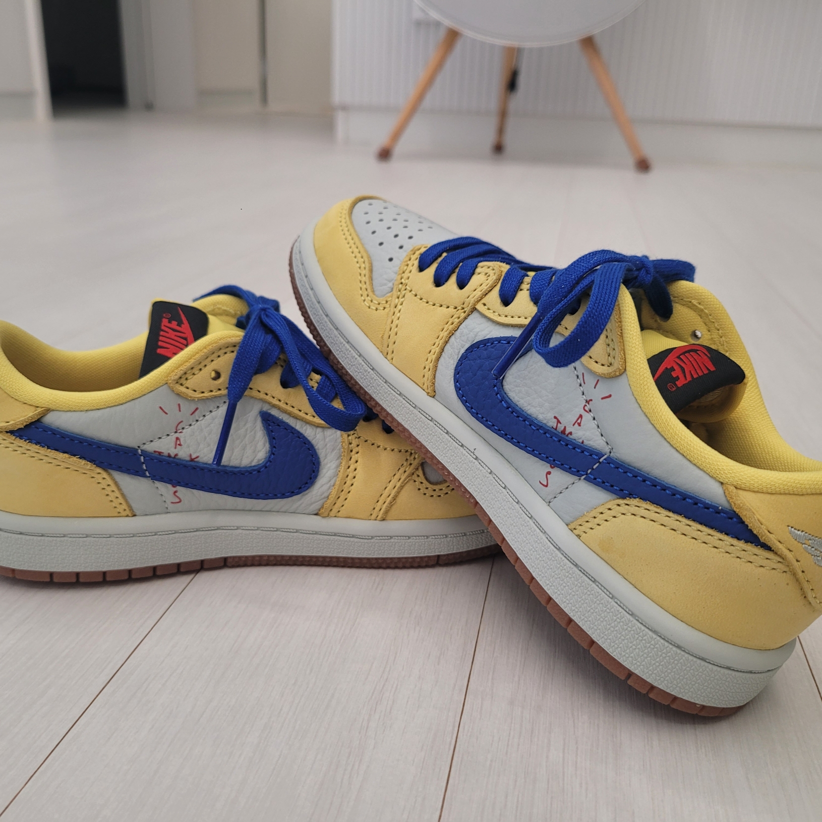 (PS) Jordan 1 x Travis Scott Retro Low OG SP Canary 착용 스타일 - 1