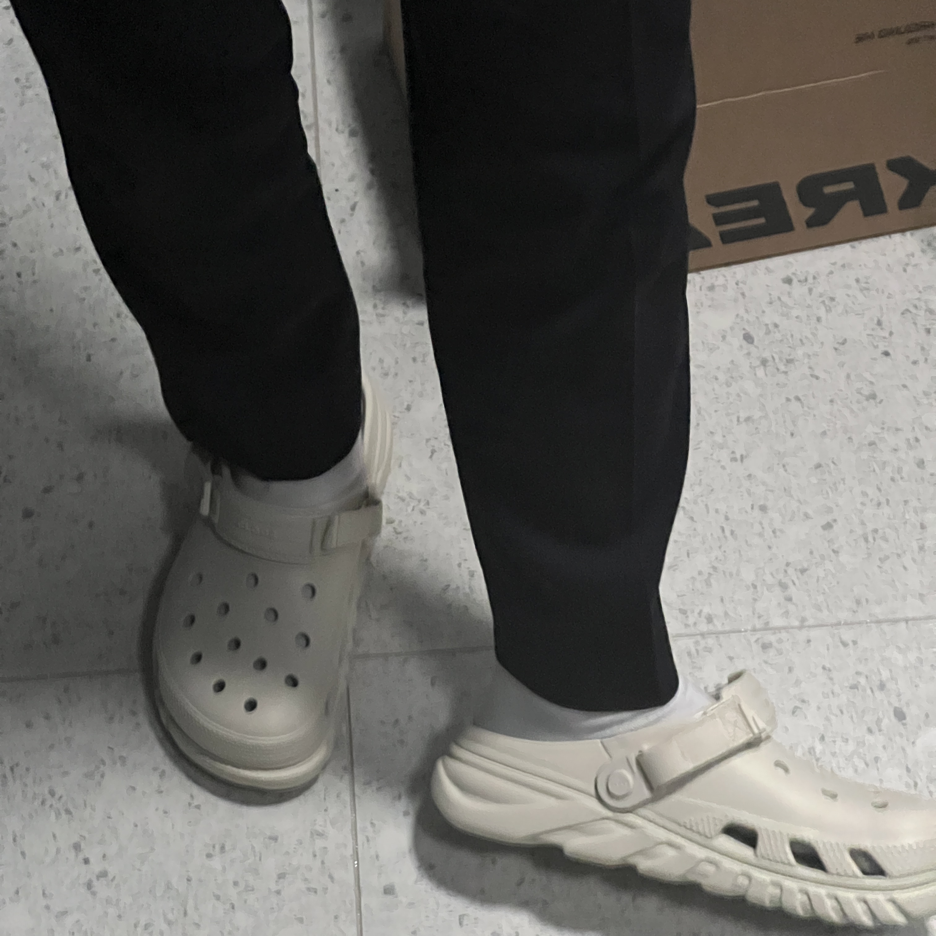 Crocs Duet Max II Clog Stucco 착용 스타일 - 7