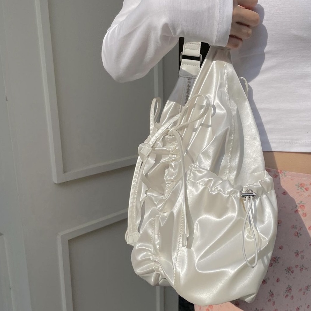 For Appeal String Ribbon Large Hobo Bag Glossy Black, For Appeal String Ribbon Large Hobo Bag Silver 착용 스타일