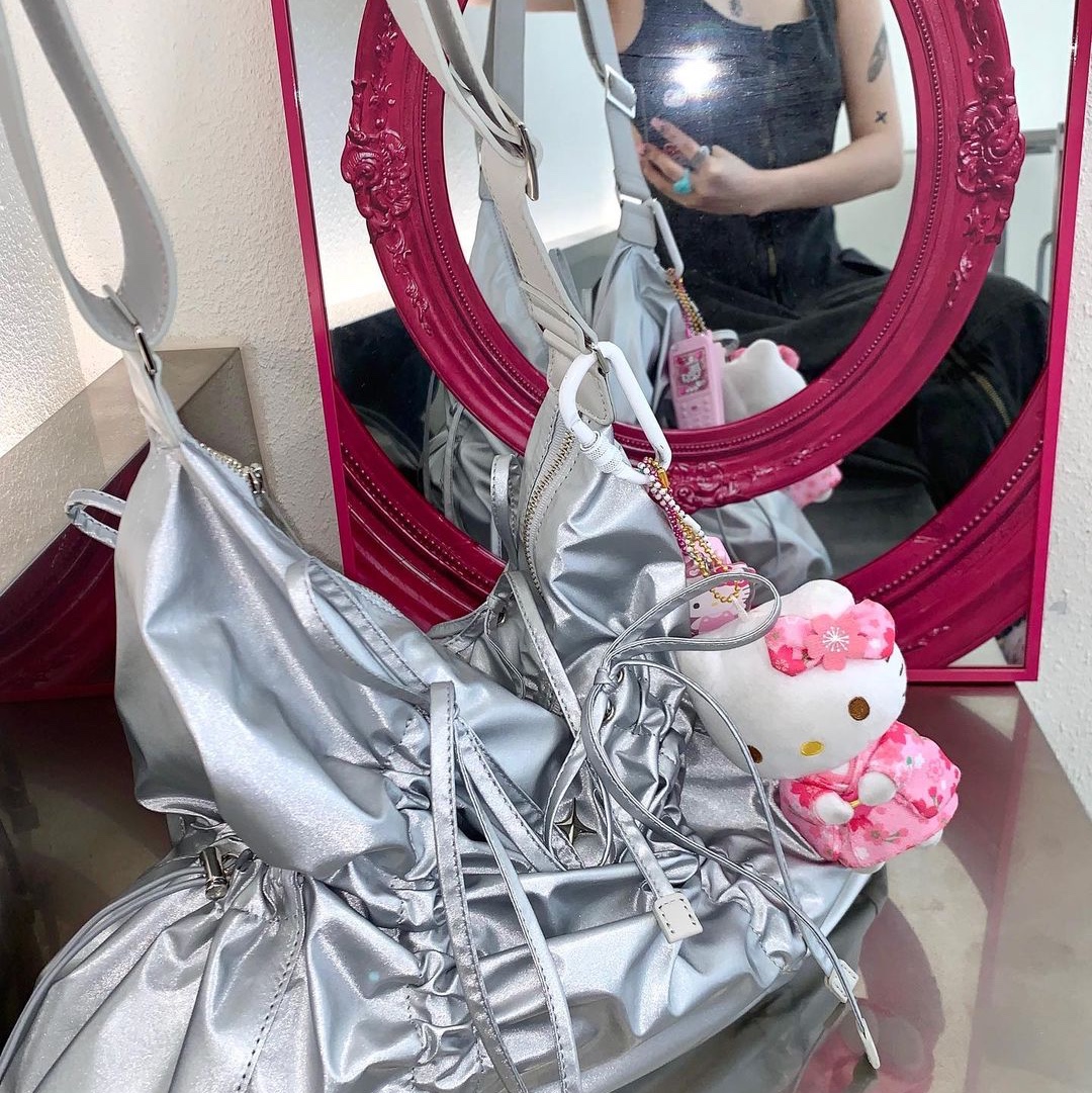 For Appeal String Ribbon Large Hobo Bag Glossy Black, For Appeal String Ribbon Large Hobo Bag Silver 착용 스타일