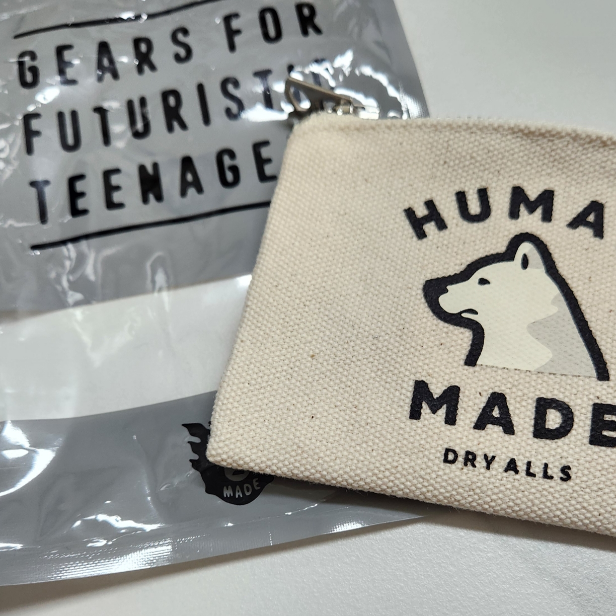 Human Made Worksout 20th Anniversary Jindo Dog Card Case White 착용 스타일