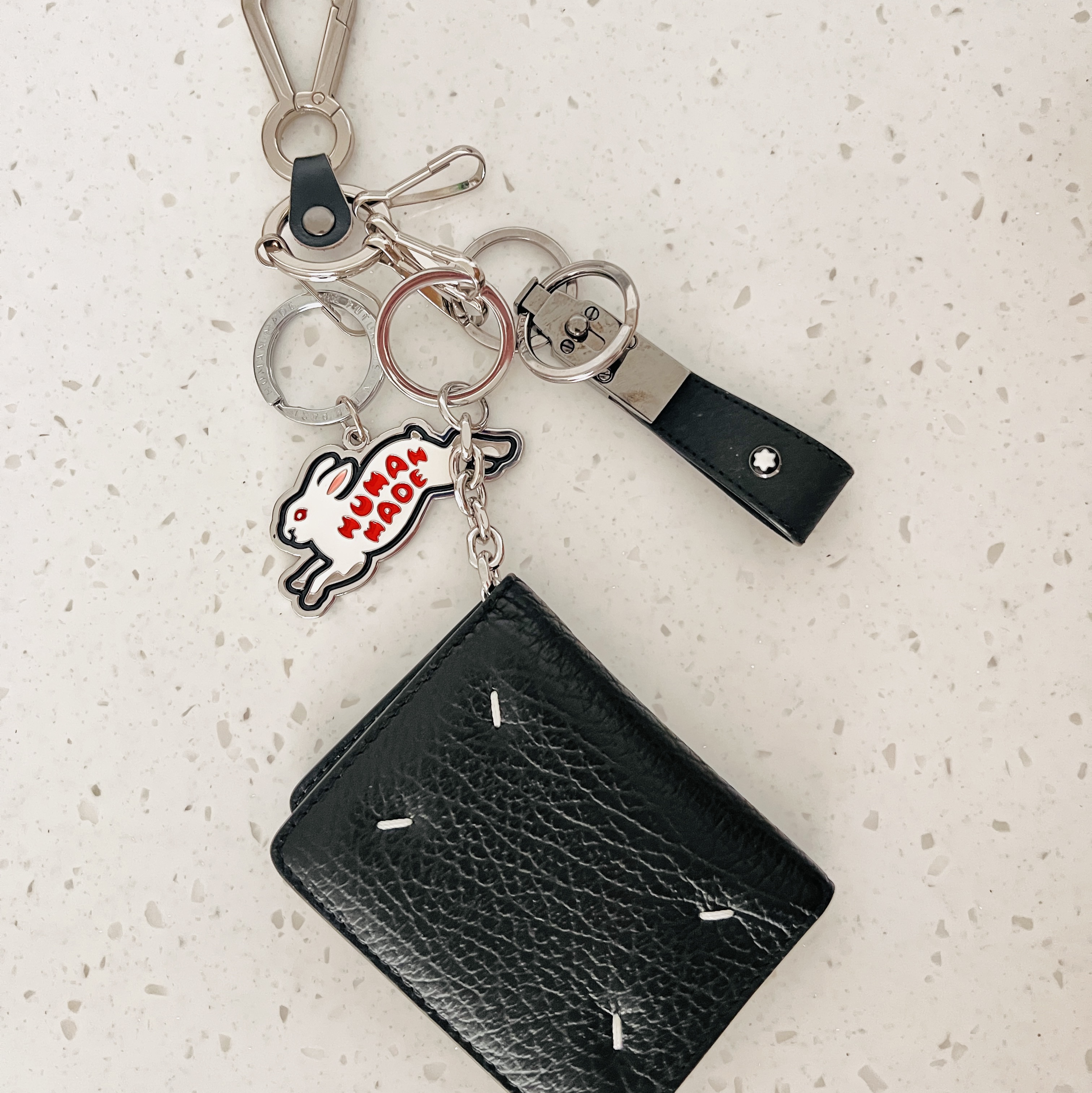Maison Margiela Keyring Wallet Black, Montblanc Sartorial Loop Key Fob Black 착용 스타일 - 3