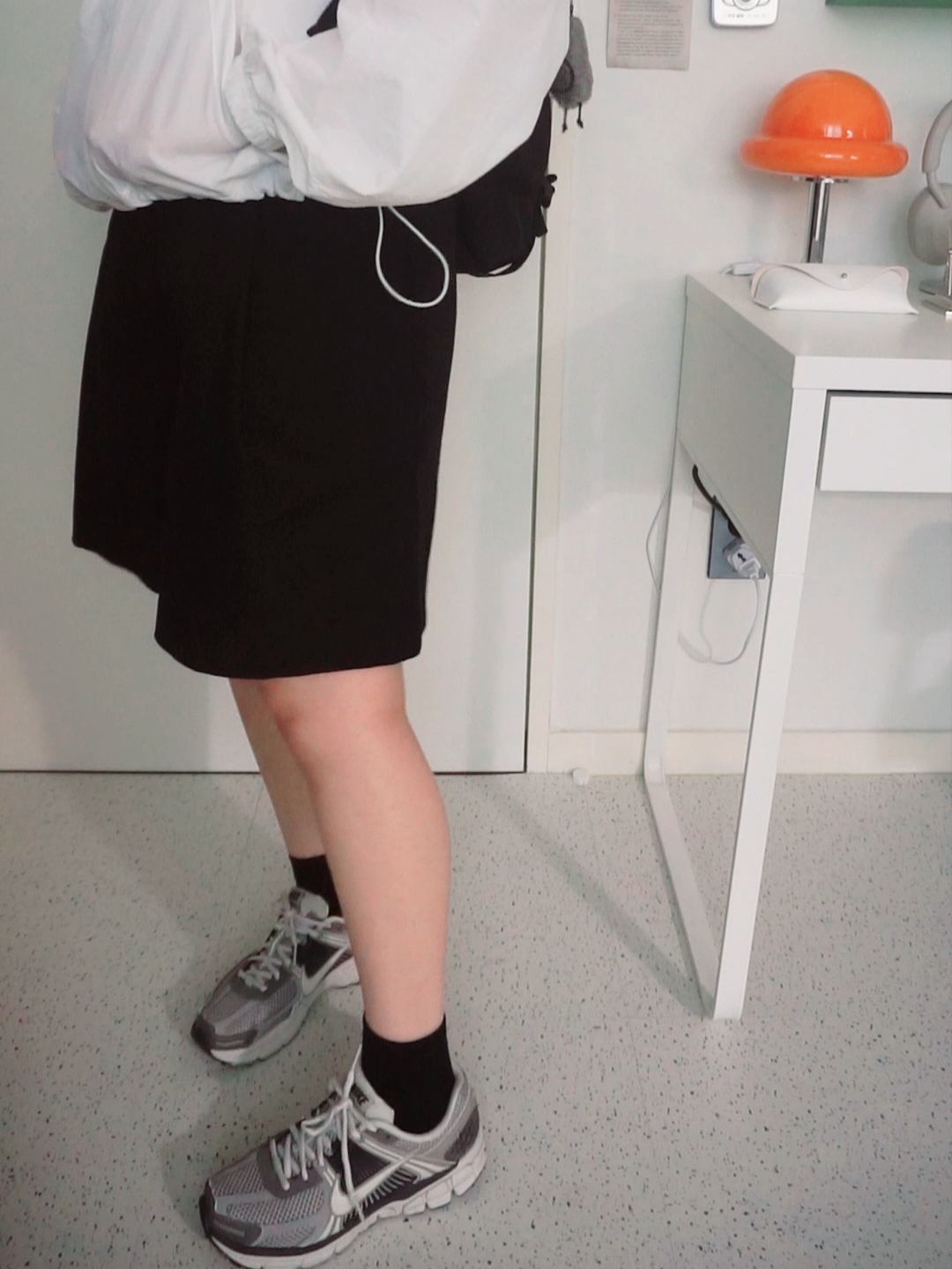 (W) Nike Zoom Vomero 5 Cobblestone and Flat Pewter 착용 스타일