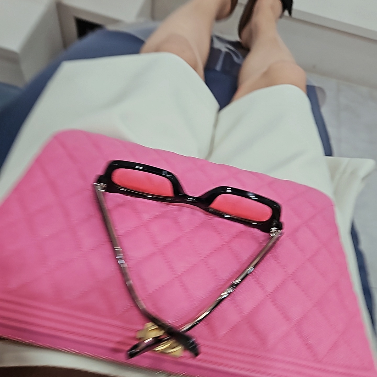 Chanel Medium Classic Pouch Grained Calfskin & Gold Pink 착용 스타일 - 2