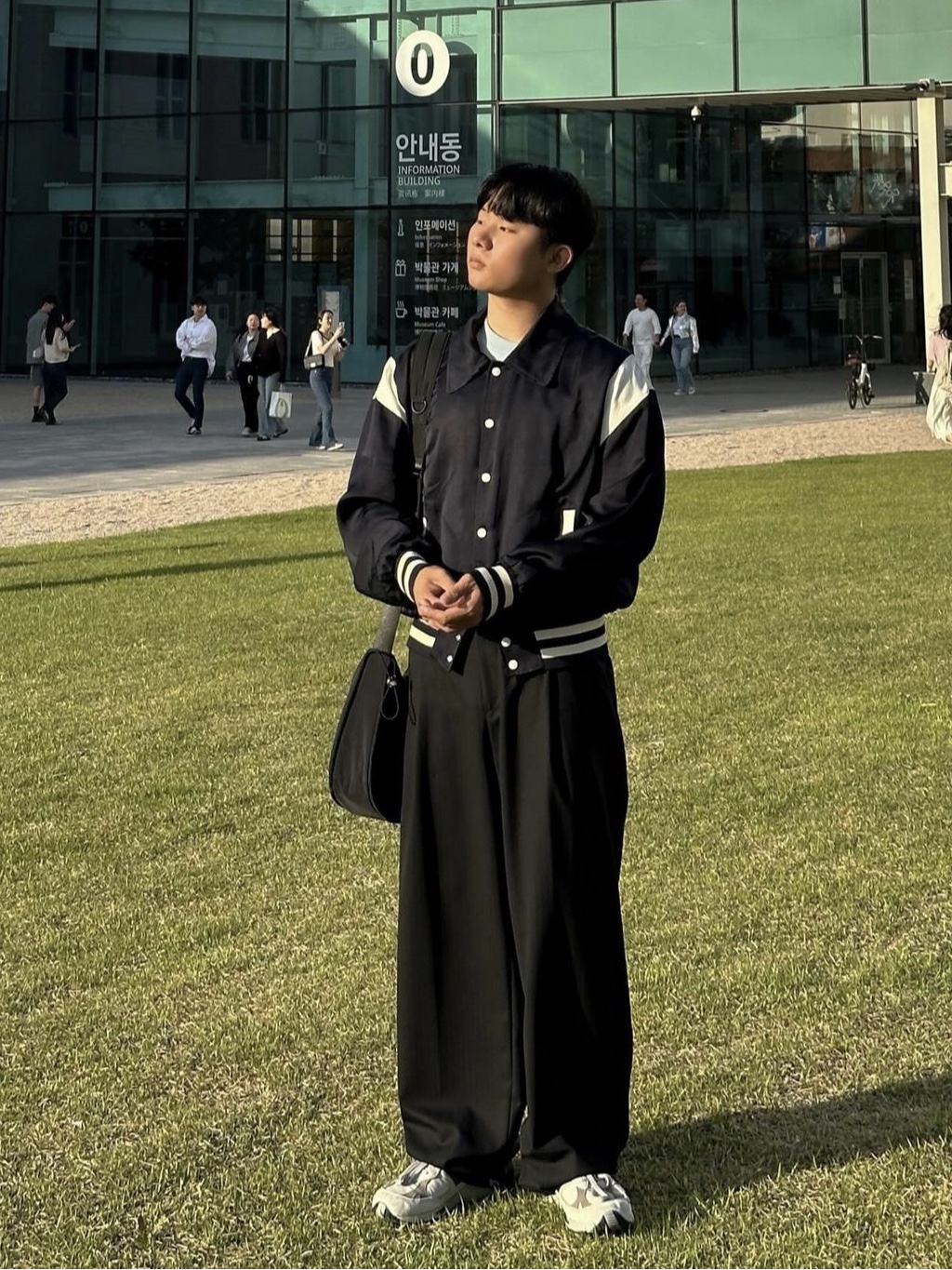 Birthdaysuit Satin Stadium Jacket Navy 착용 스타일 - 6