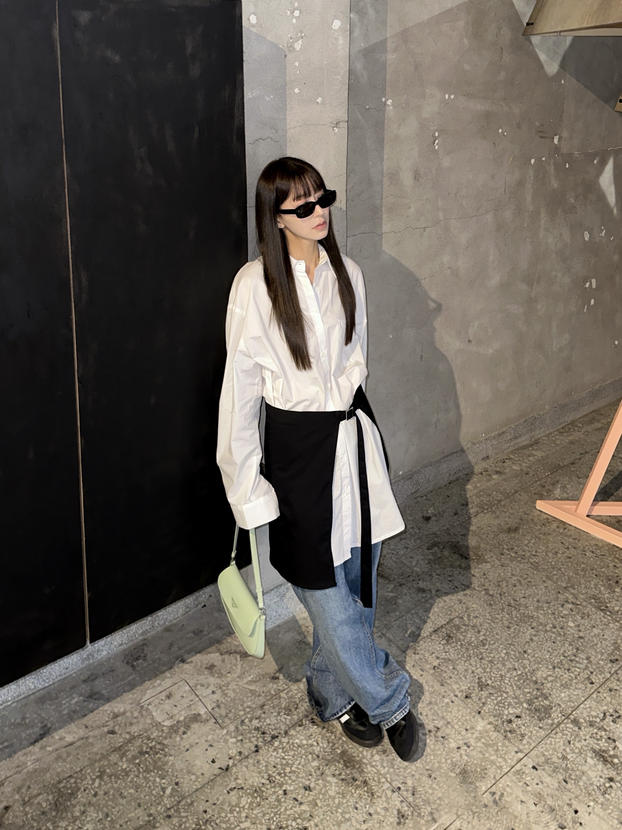 Adidas Samba Classic Core Black, Prada Cleo Brushed Leather Shoulder Bag with Flap White N 착용 스타일 - 2
