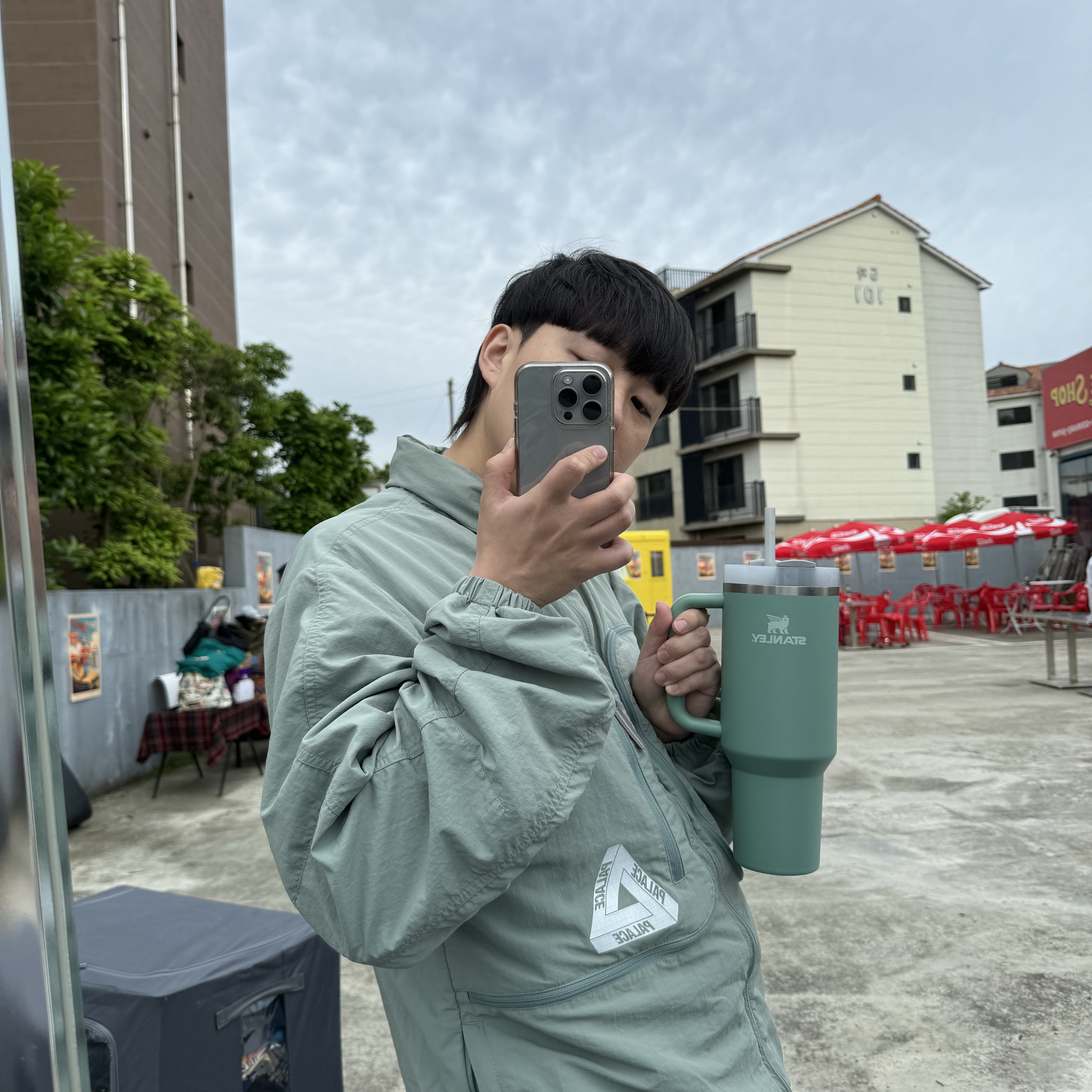 Stanley The Quencher H2.0 FlowState Tumbler 1.18L Shale, Palace Travel Jacket Slate Grey - 21SS 착용 스타일 - 1