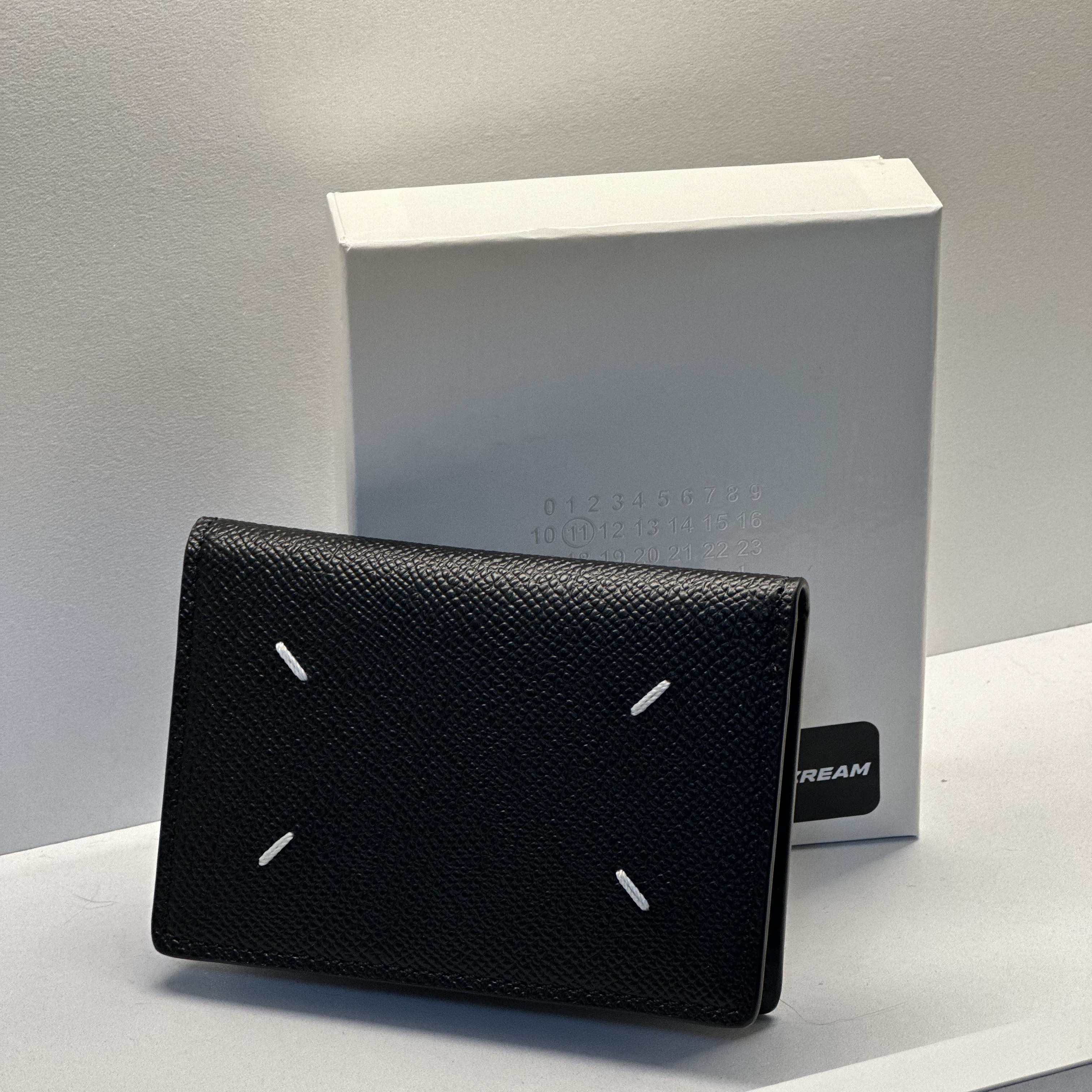 Maison Margiela Leather Bi-Fold Card Holder Black 착용 스타일