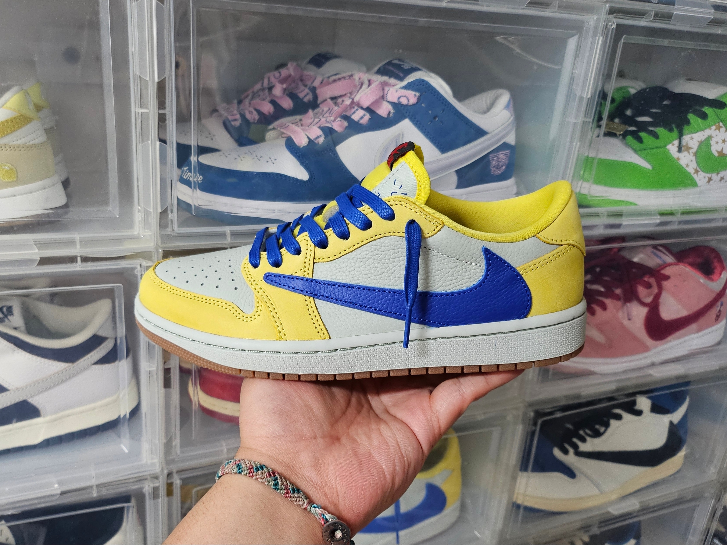 (W) Jordan 1 x Travis Scott Retro Low OG SP Canary 착용 스타일 - 2