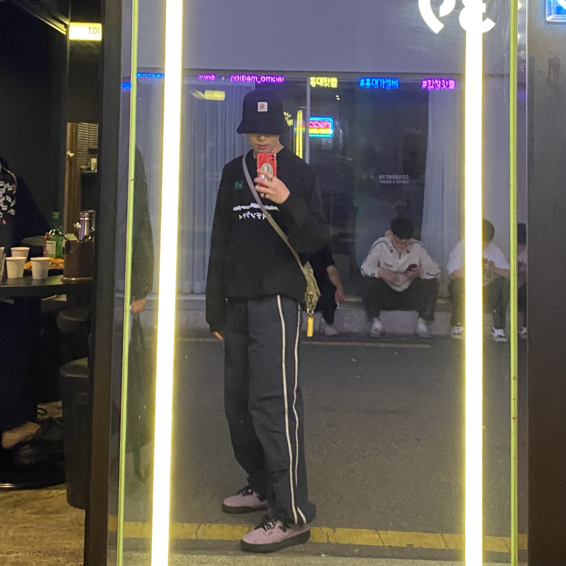 Supreme Webbing Keychain Yellow Camo - 23SS, New Balance x Thisisneverthat 550 Lavender Black 착용 스타일 - 1