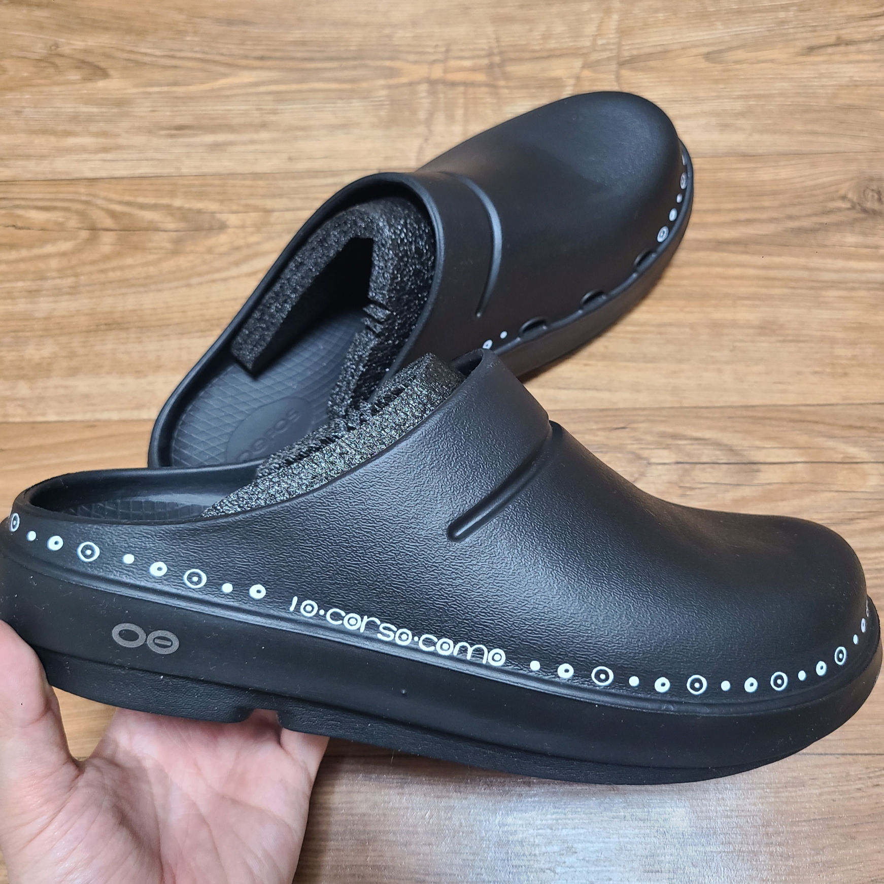 Oofos x 10 Corso Como Clog Black 착용 스타일