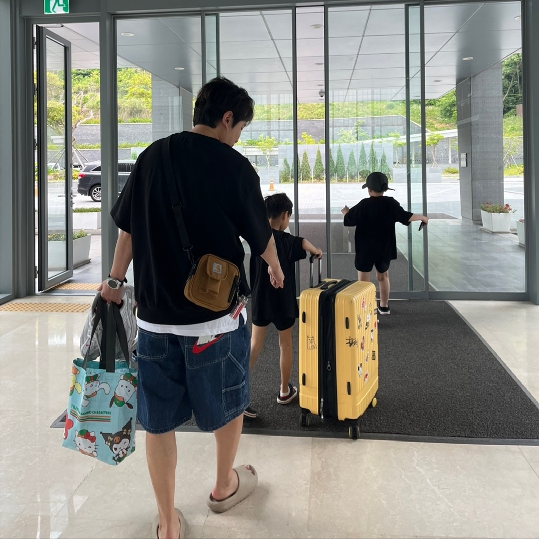 Supreme x Nike Denim Short Indigo - 24SS, Adidas Yeezy Slide Pure - Re-Release Ver. 착용 스타일 - 1