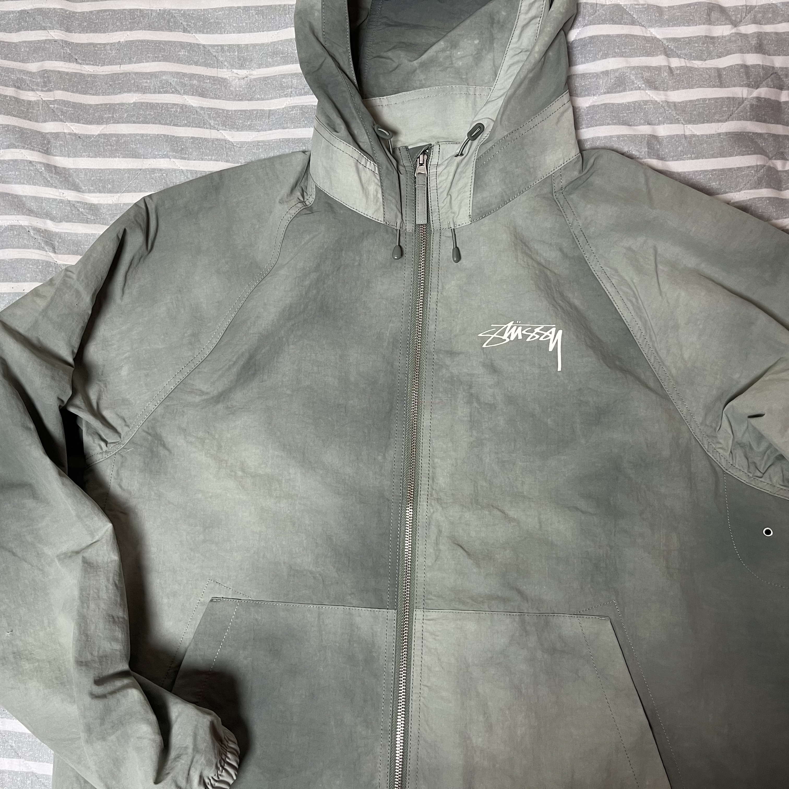 Stussy Wave Dye Beach Shell Jacket Sage 착용 스타일