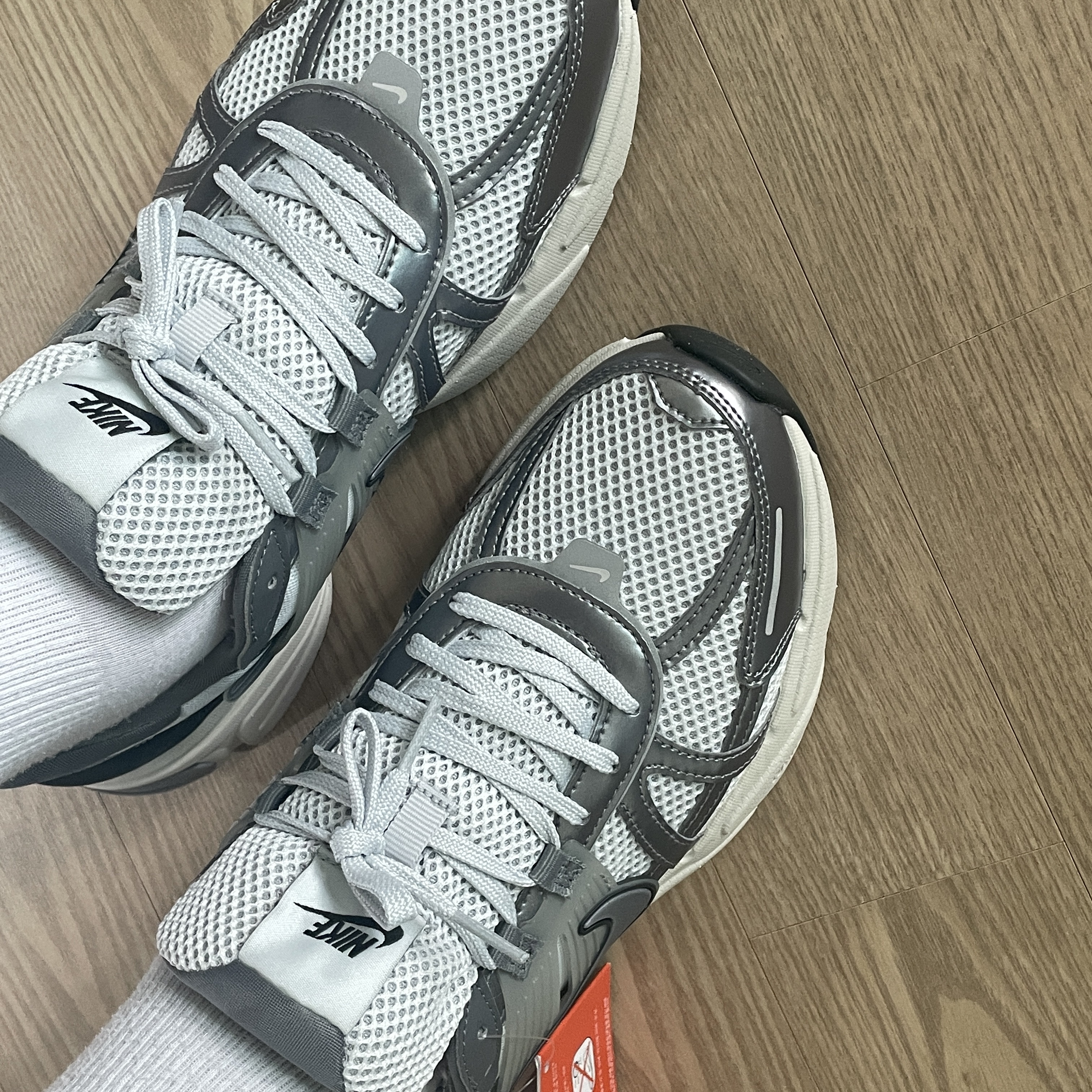 Nike V2K Run Pure Platinum Wolf Grey 착용 스타일