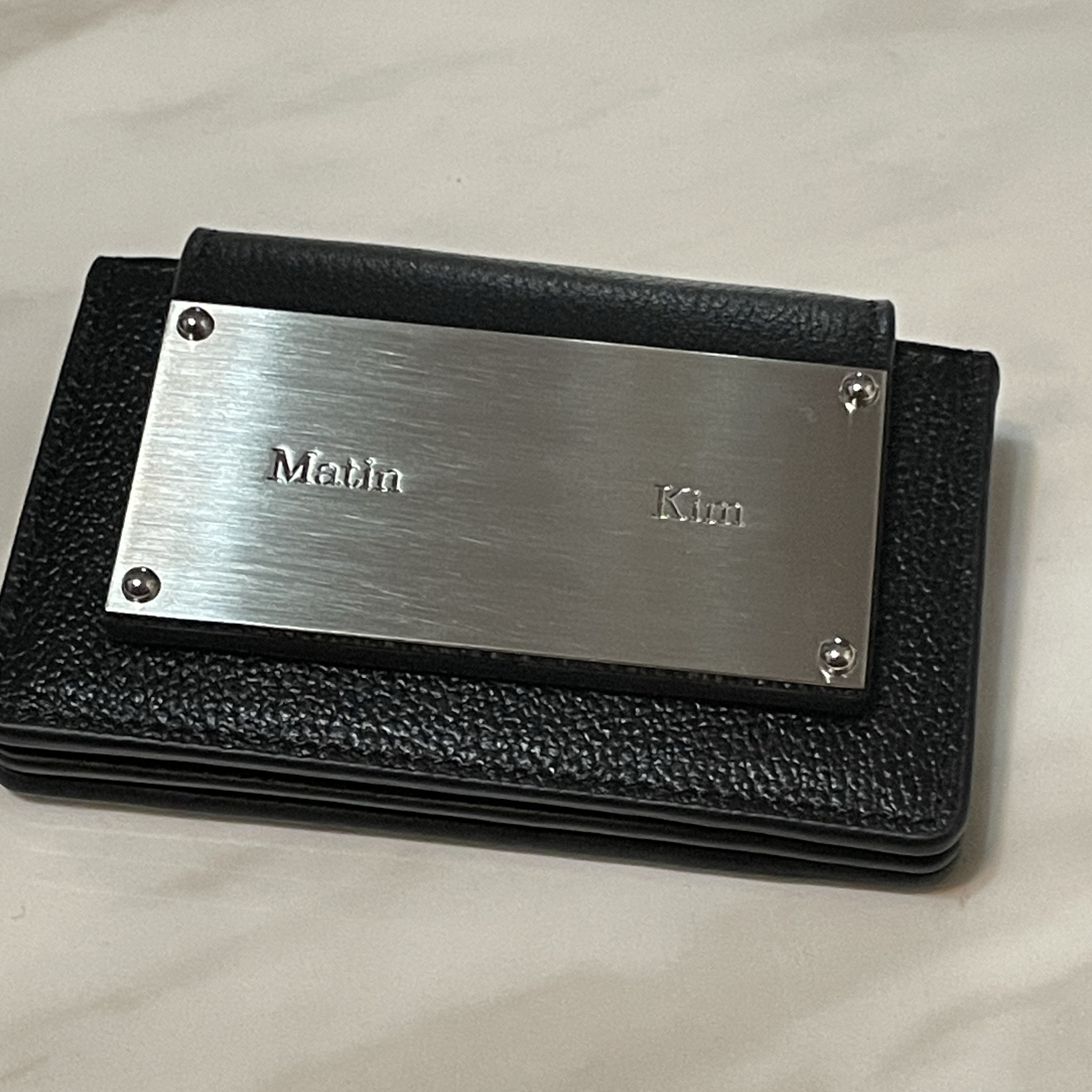 Matin Kim Accordion Wallet Black 착용 스타일
