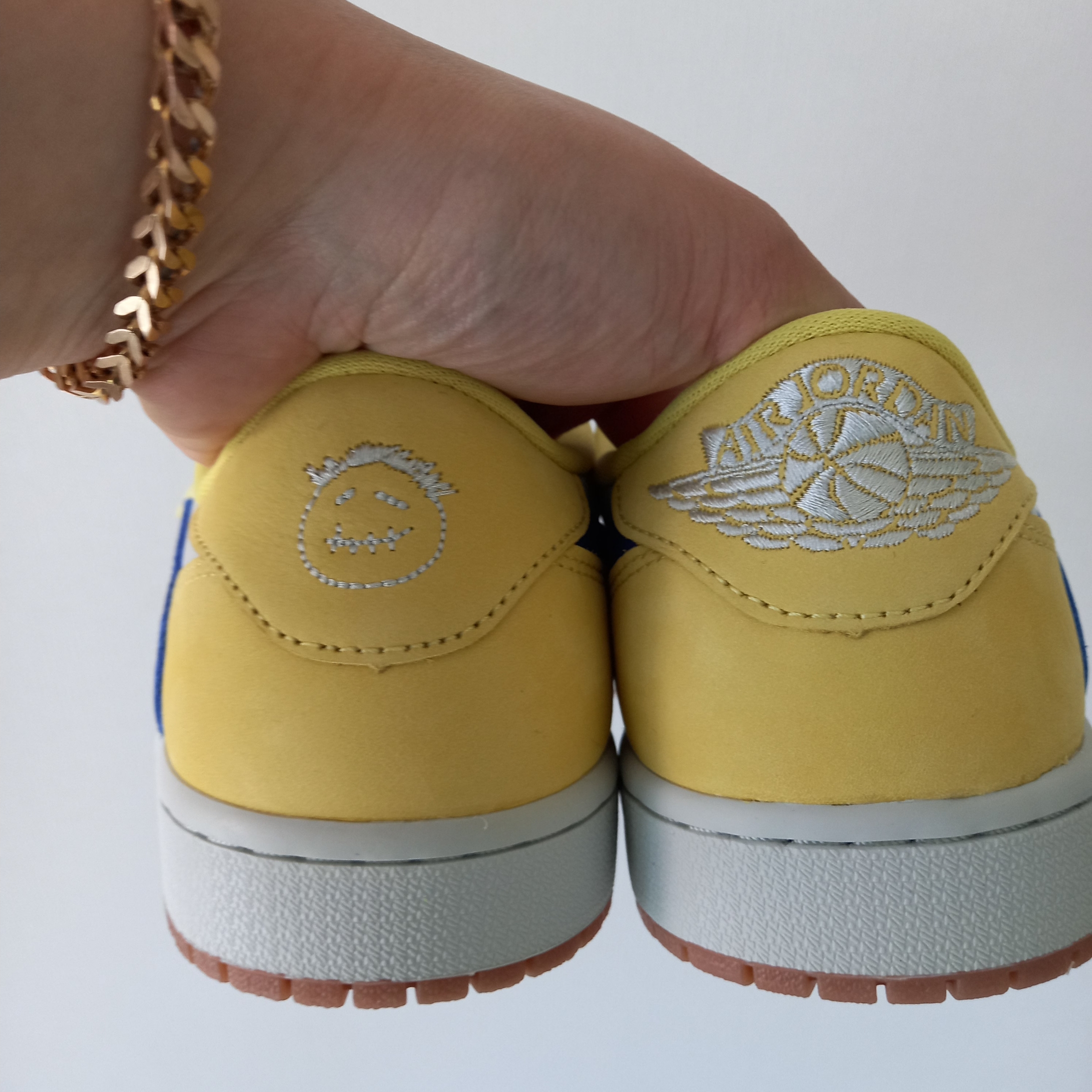 (W) Jordan 1 x Travis Scott Retro Low OG SP Canary 착용 스타일 - 3