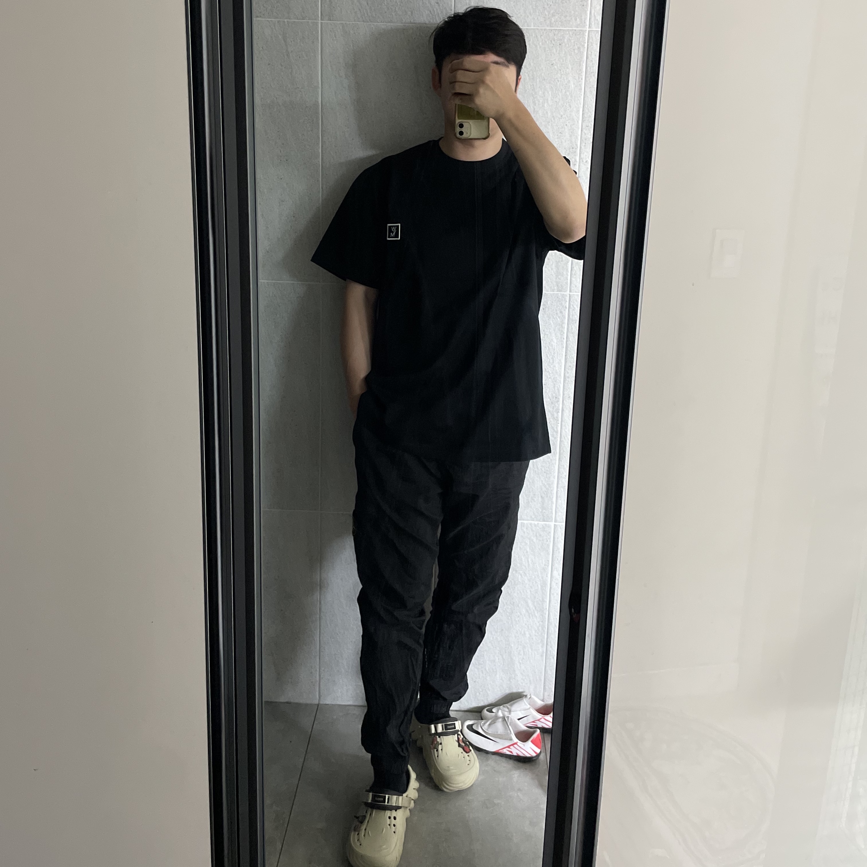 Wooyoungmi Cotton Back Logo T-Shirt Black - 24SS, Stone Island 31019 Nylon Metal in Econyl Regenerated Nylon Pants Black - 23FW 착용 스타일 - 2