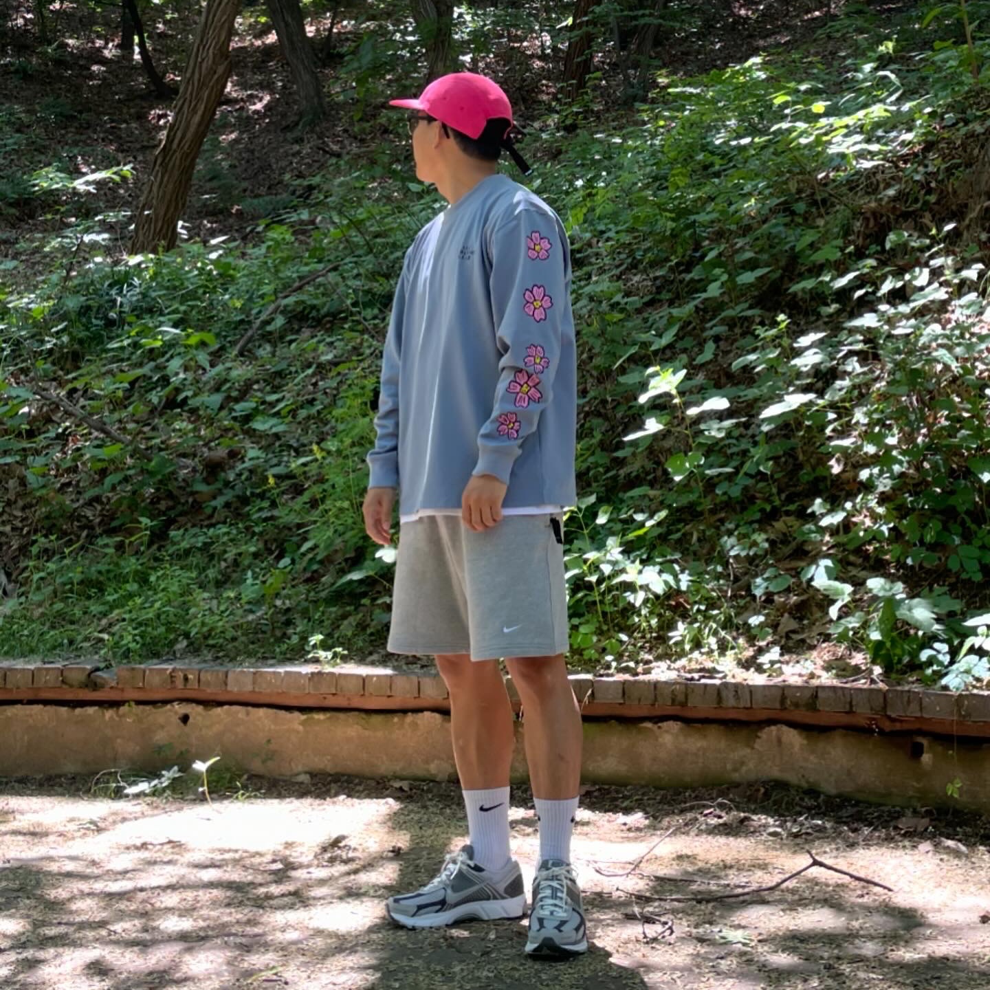 Nike NRG Solo Swoosh Fleece Shorts Dark Grey Heather - Asia, Nike Zoom Vomero 5 PRM Light Iron Ore and Flat Fewter 착용 스타일