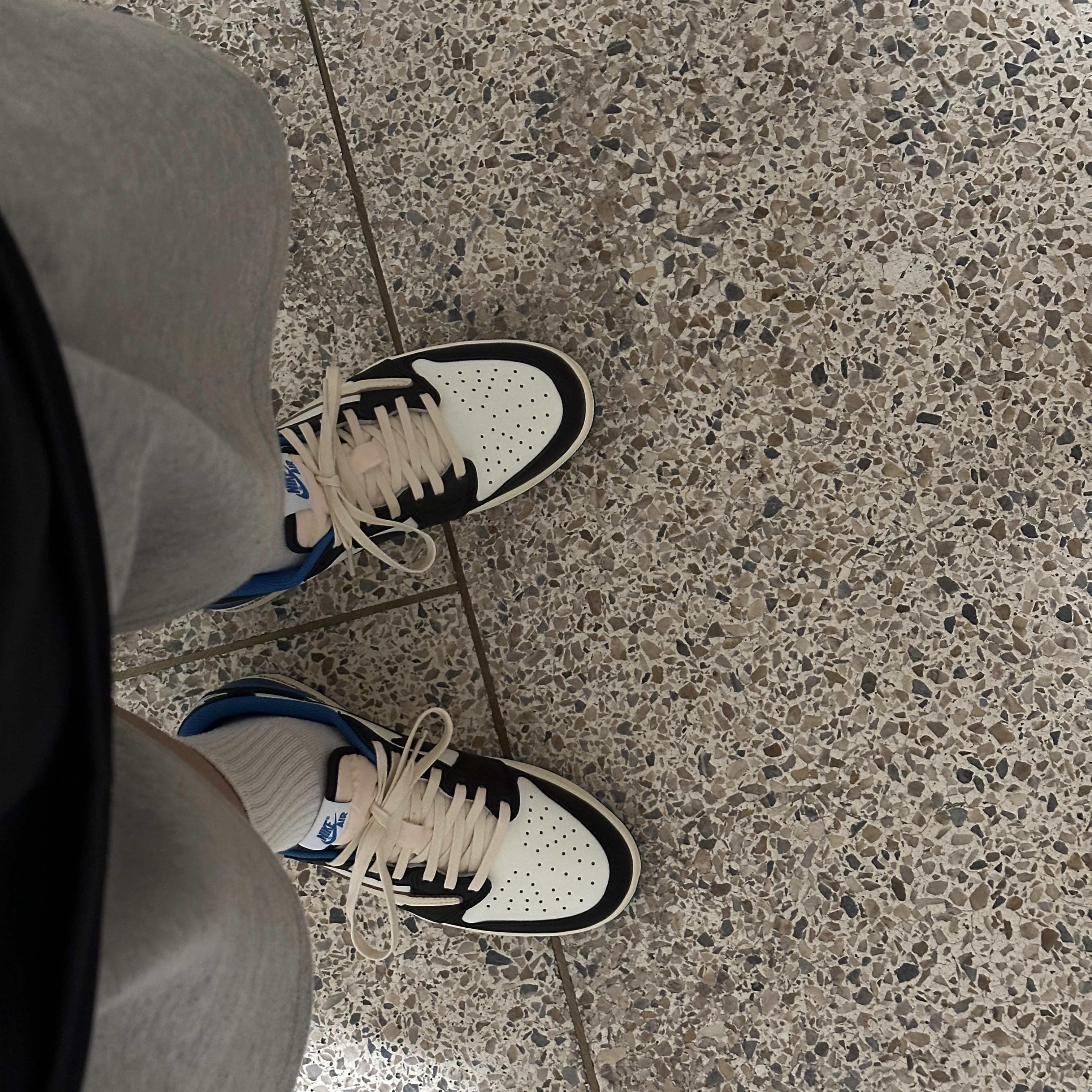 Jordan 1 x Travis Scott x Fragment Retro Low OG SP Military Blue 착용 스타일 - 1