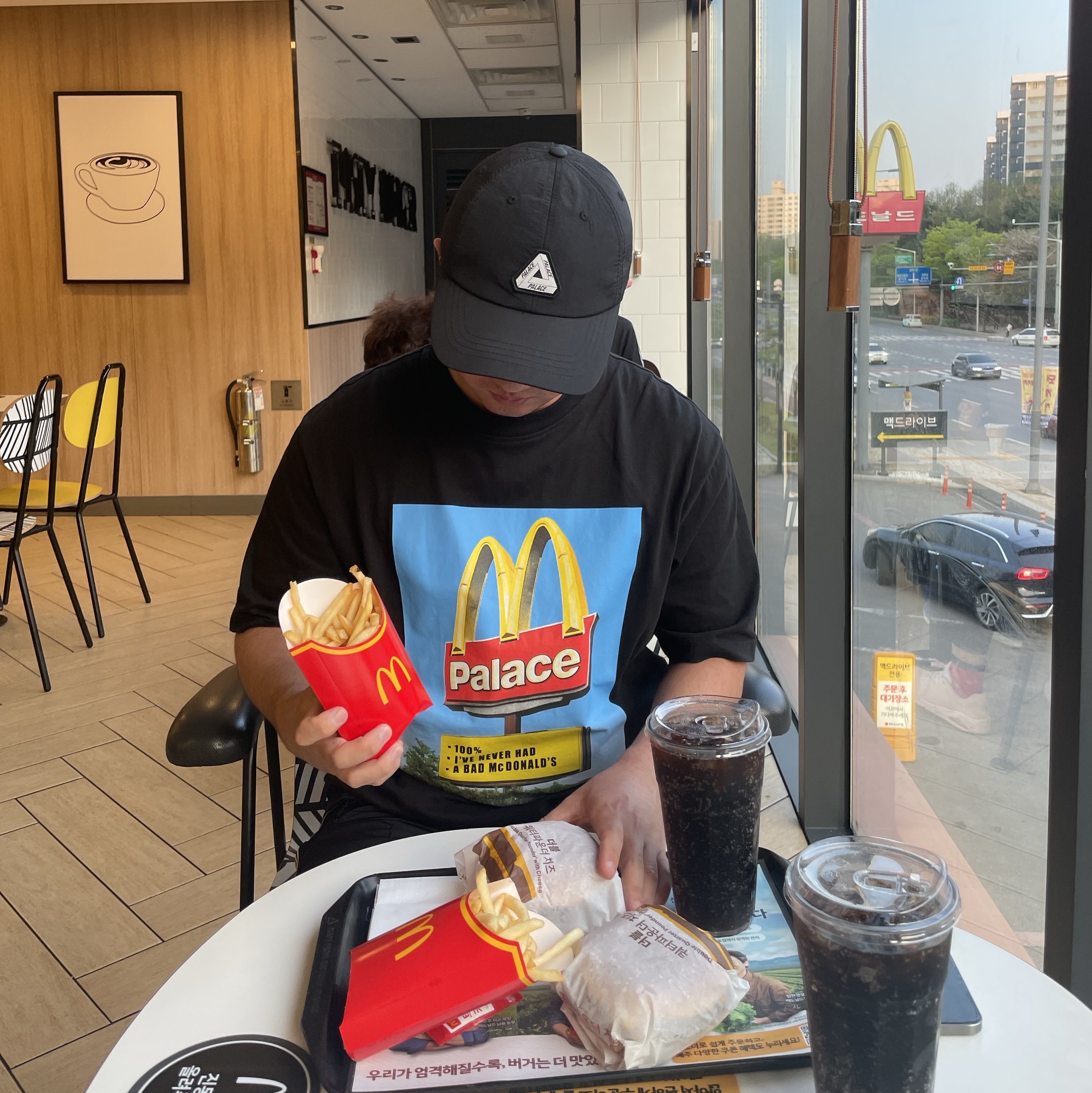 Palace x McDonald's Sign T-Shirt Black - 23FW 착용 스타일