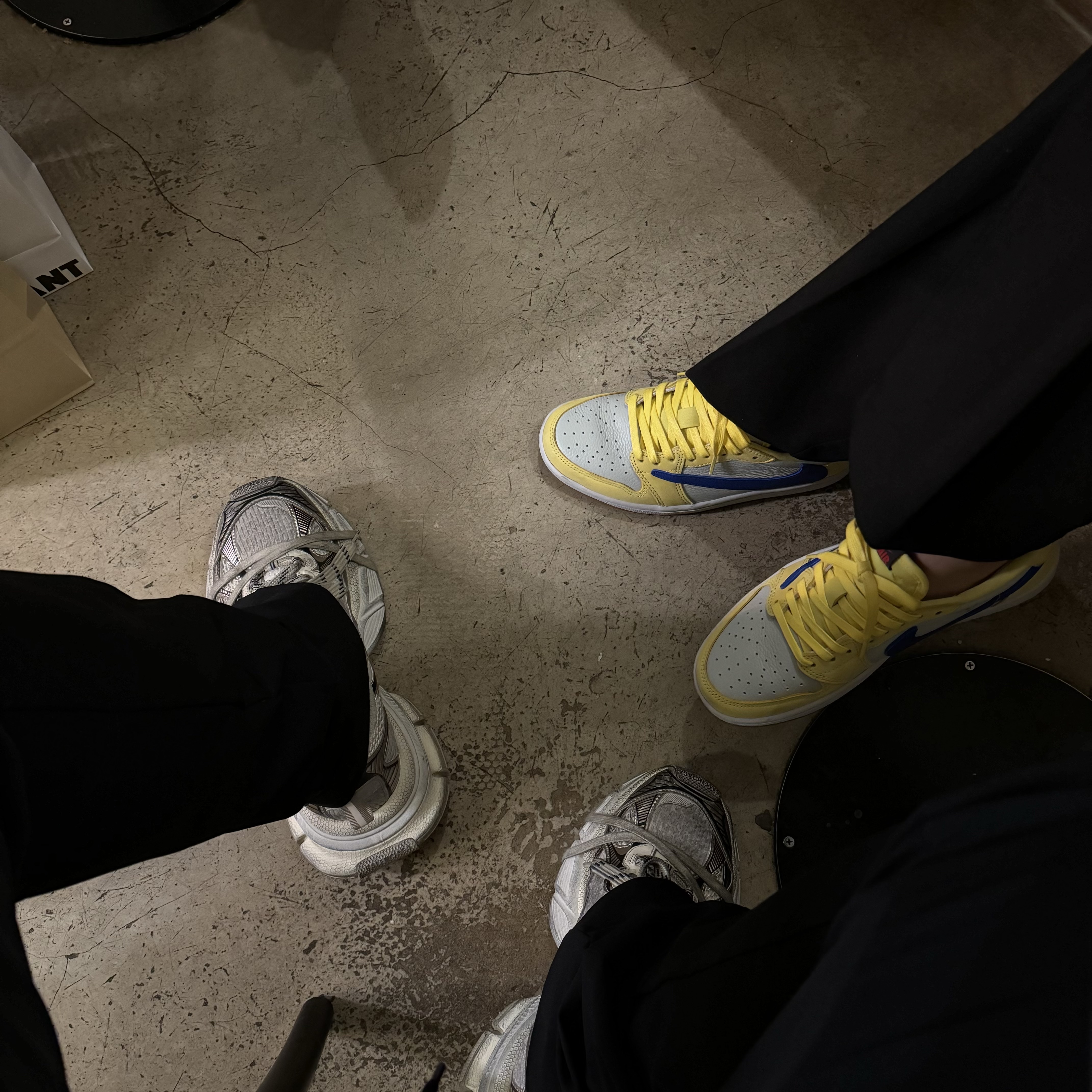 (W) Jordan 1 x Travis Scott Retro Low OG SP Canary, Balenciaga 3XL Sneakers Light Beige 착용 스타일