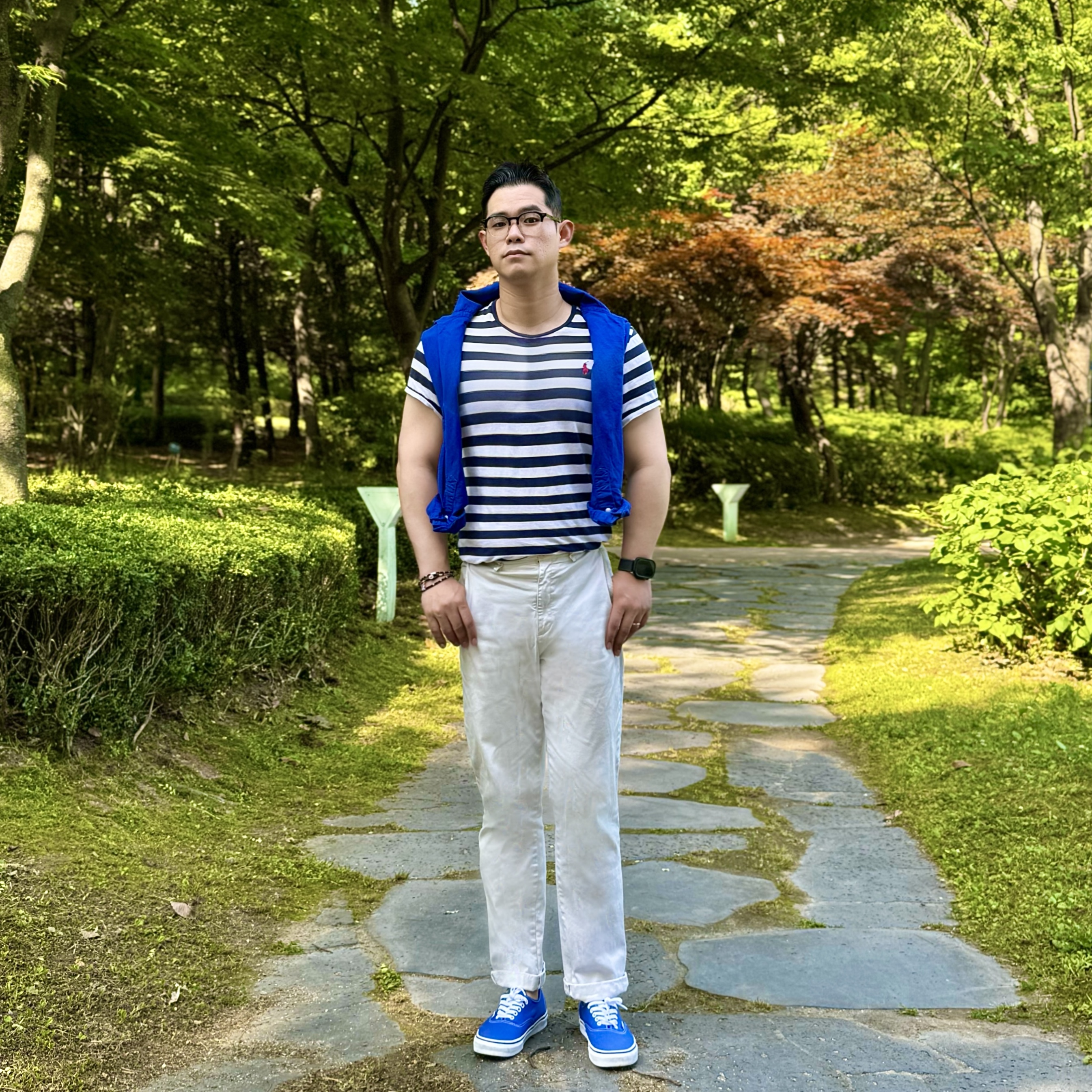 Vans Authentic Color Theory Dazzling Blue, Apple Watch Ultra 2 49mm Titanium Case with M Alpine Loop Blue (Korean Ver.) 착용 스타일 - 1