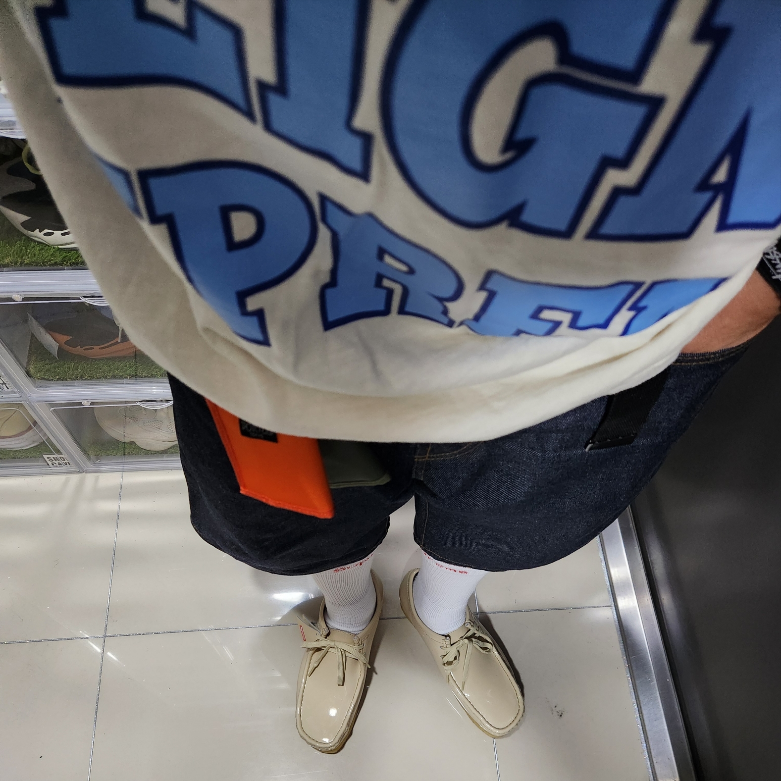 Clarks x Supreme Patent Leather Wallabee Cream, Supreme Overprint Knowledge S/S Top Cream - 24SS 착용 스타일 - 1