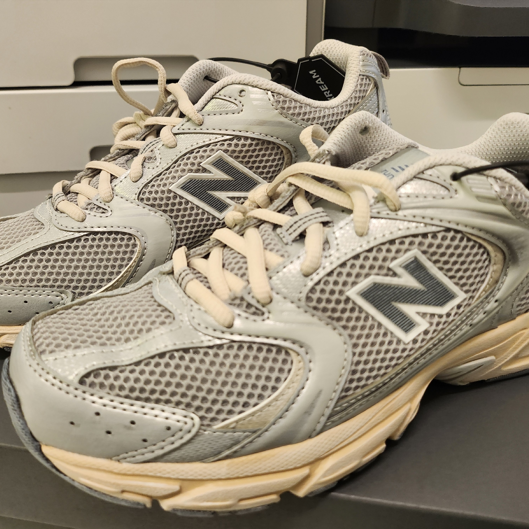 New Balance 530 Vintage Metallic Silver 착용 스타일 - 1
