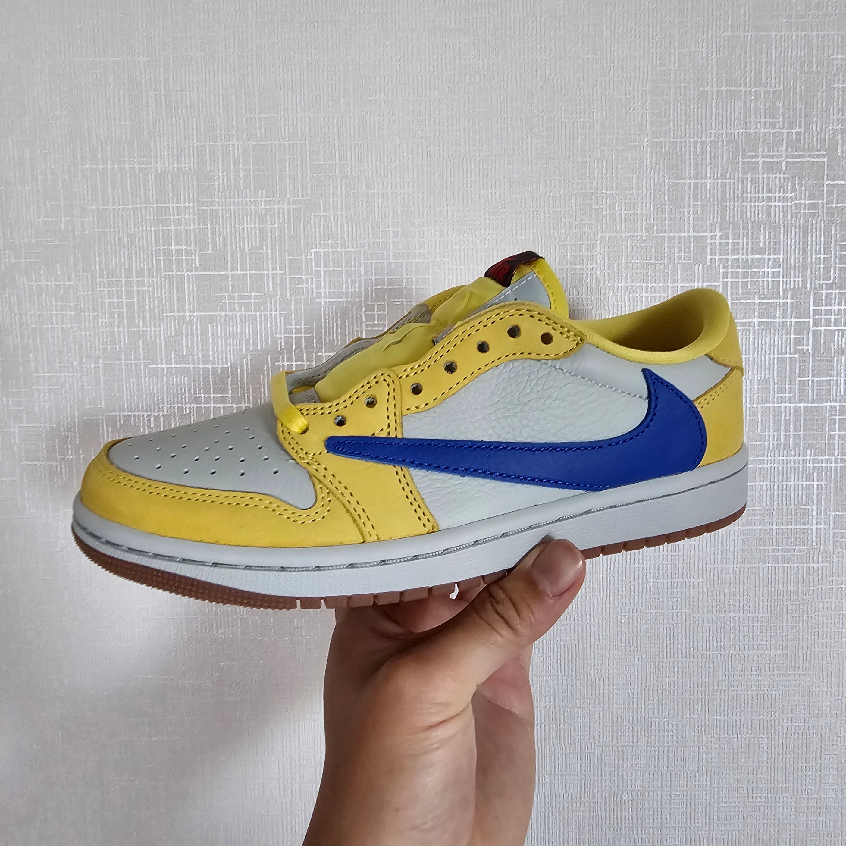 (W) Jordan 1 x Travis Scott Retro Low OG SP Canary 착용 스타일 - 1