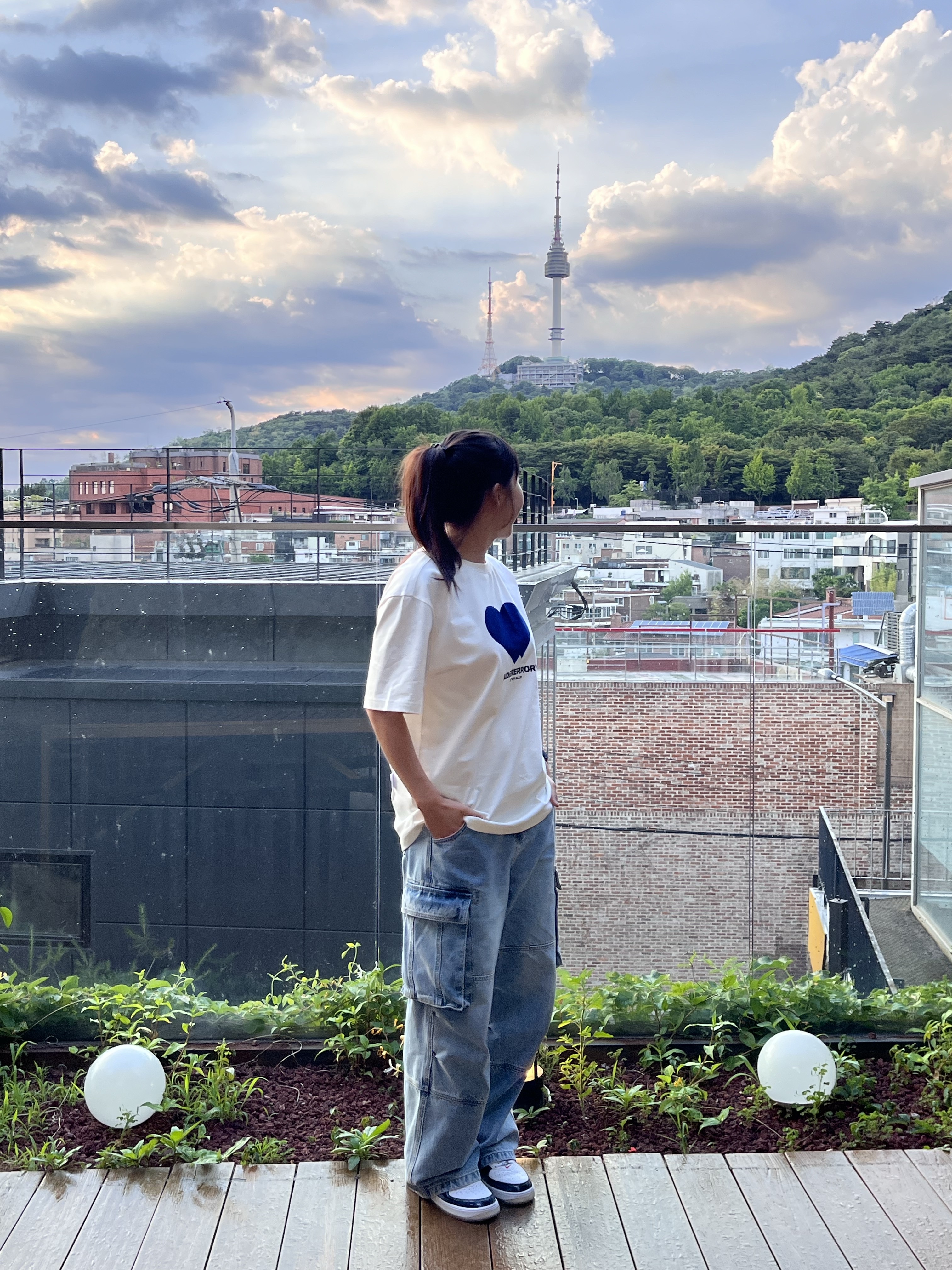 Ader Error Twin Heart Logo T-Shirt White, Nike Air Force 1 Mid QS University Red and Midnight Navy 착용 스타일