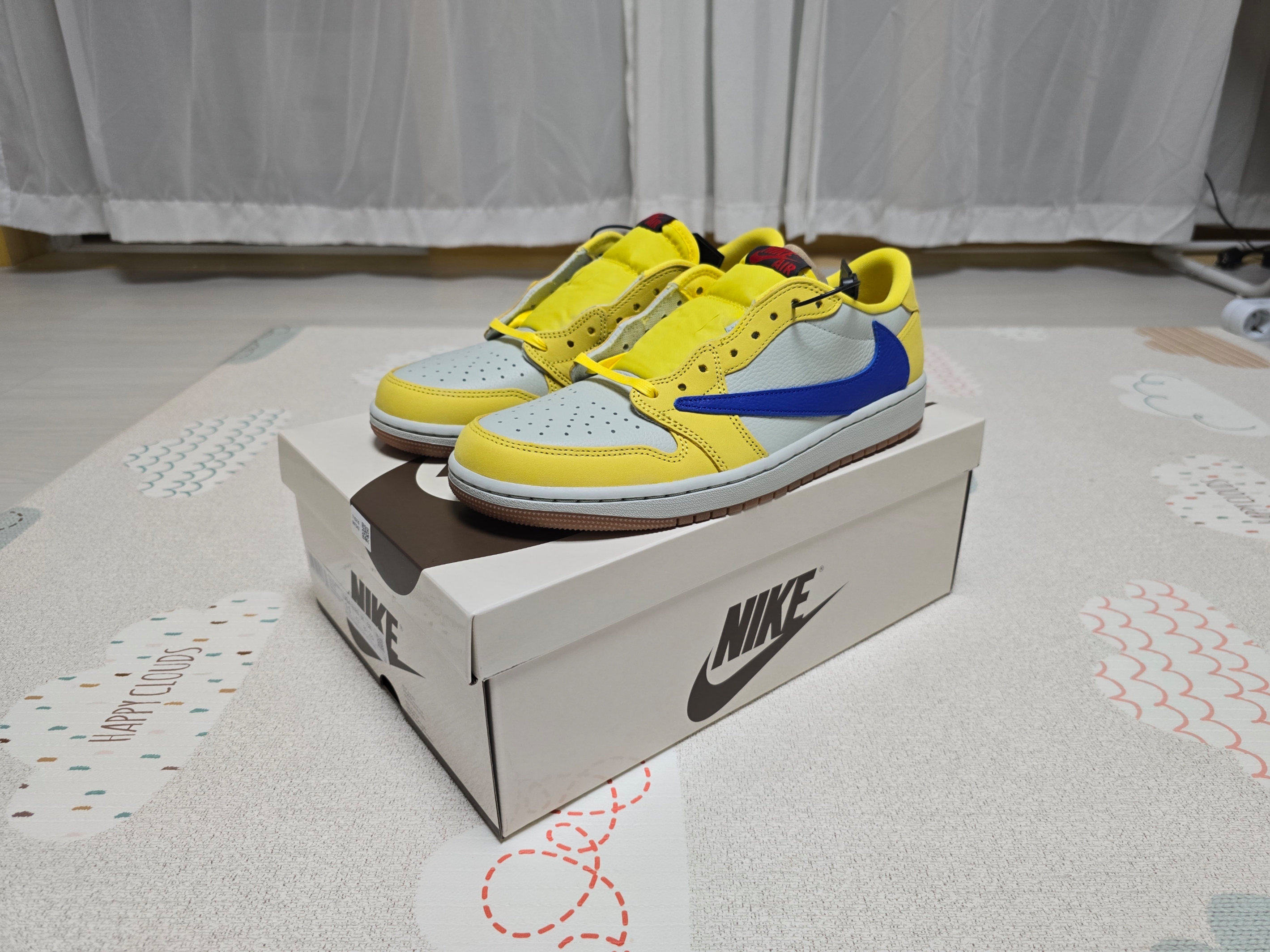 (W) Jordan 1 x Travis Scott Retro Low OG SP Canary 착용 스타일 - 2