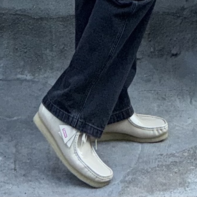 Clarks x Supreme Patent Leather Wallabee Cream 착용 스타일 - 1