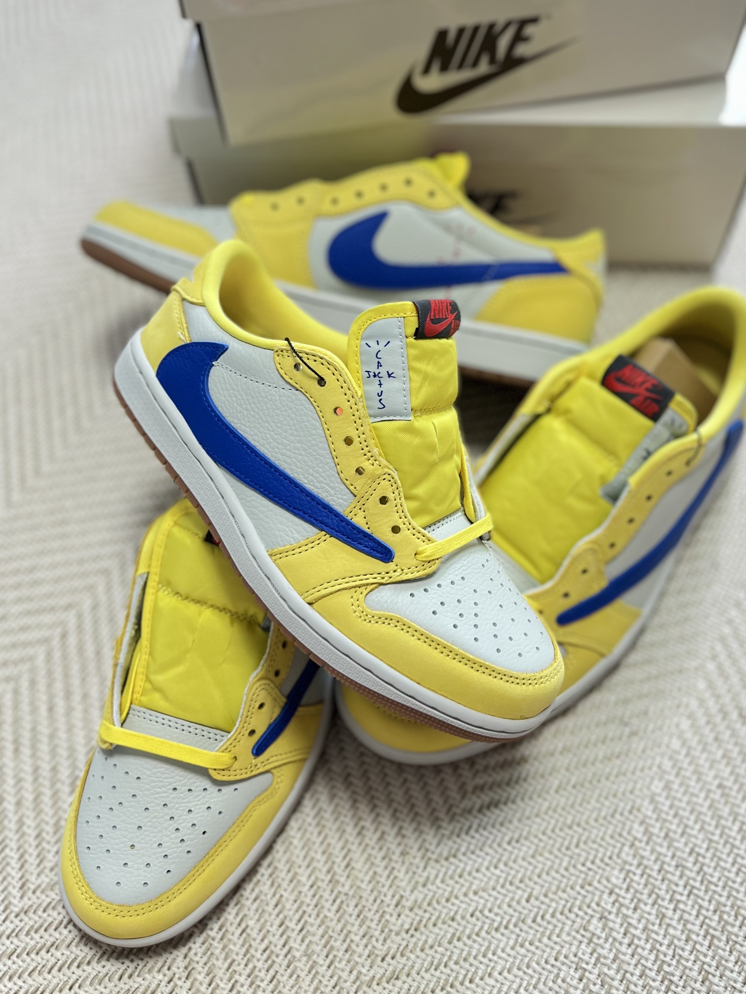 (W) Jordan 1 x Travis Scott Retro Low OG SP Canary 착용 스타일 - 2