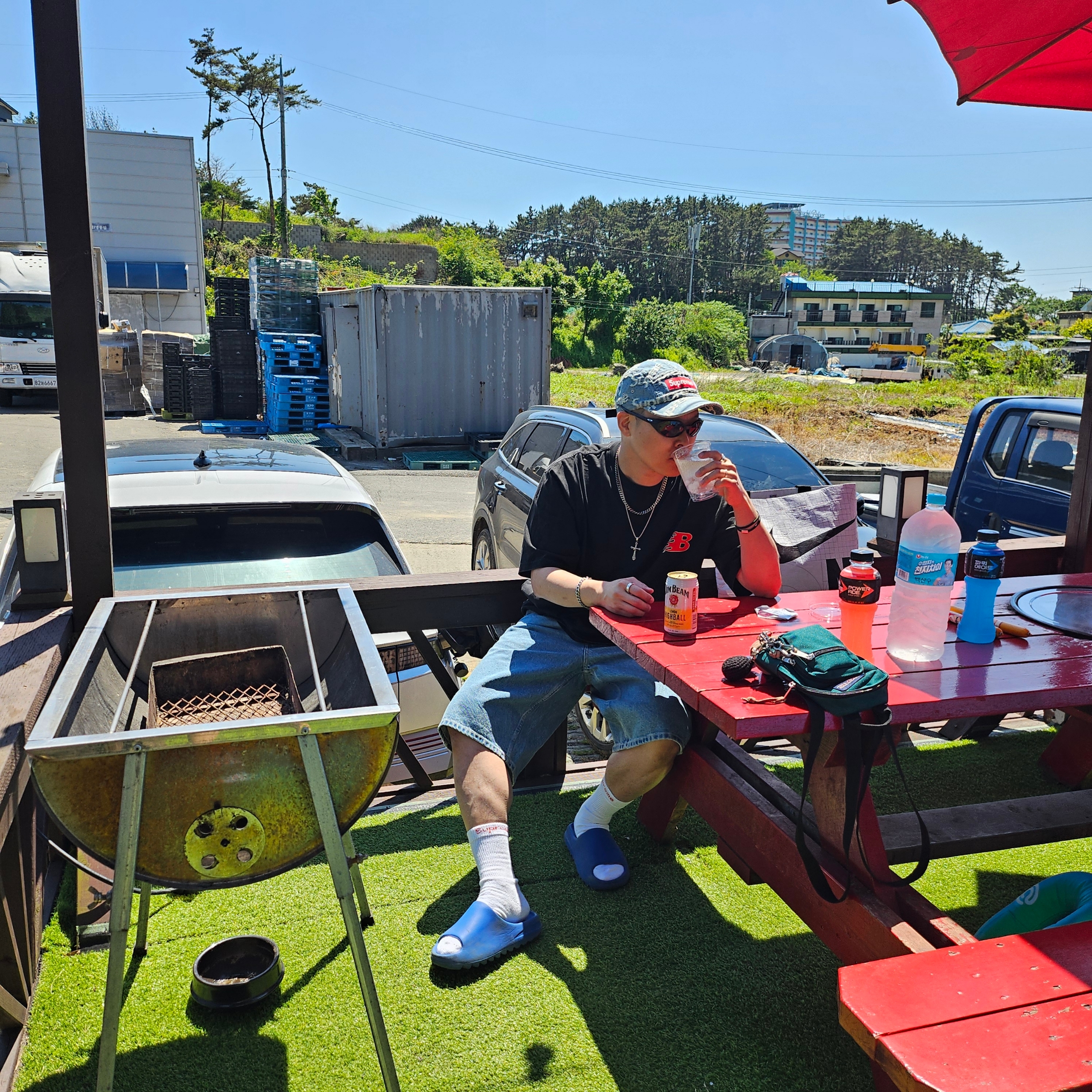 Supreme Frayed Logos Denim Camp Cap Blue - 21SS, Oakley Eye Jacket Redux Matte Black Frame Prizm Grey Lenses High Bridge Fit 착용 스타일 - 2