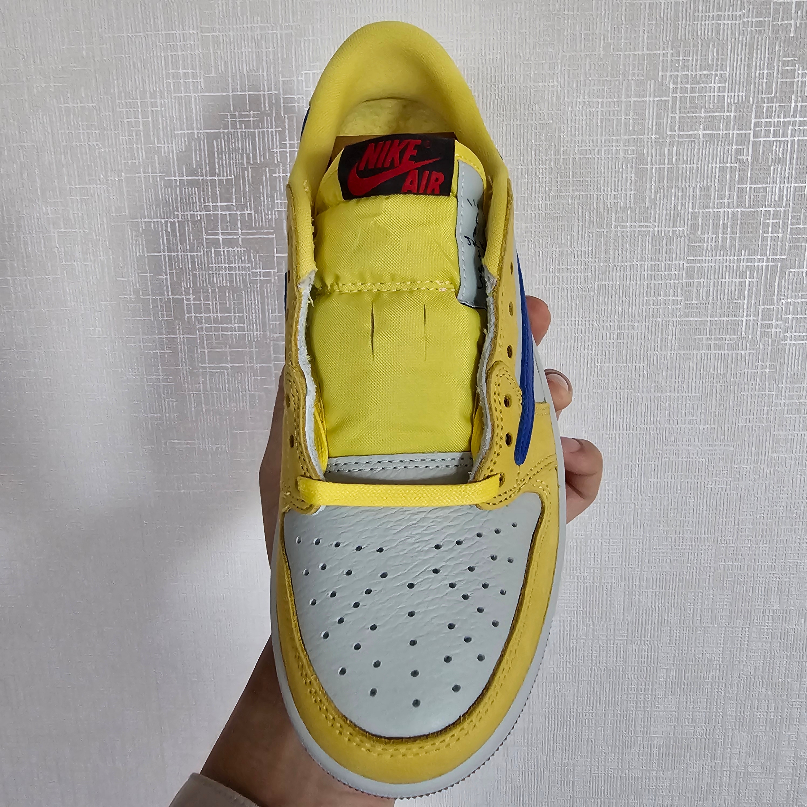 (W) Jordan 1 x Travis Scott Retro Low OG SP Canary 착용 스타일 - 4