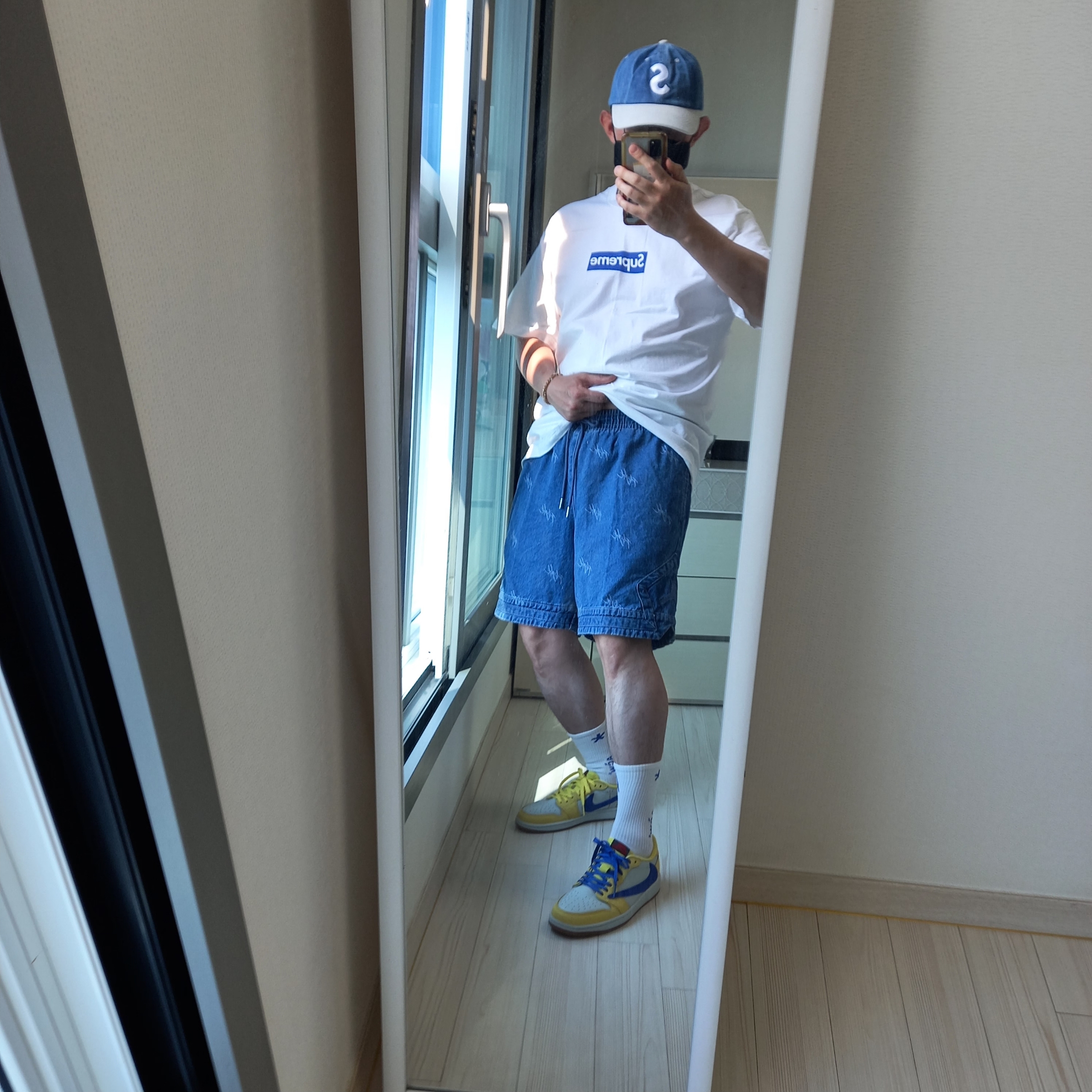 Supreme 2-Tone S Logo 6-Panel Washed Denim - 24SS, Supreme Seoul Box Logo T-Shirt White - 23FW 착용 스타일 - 3