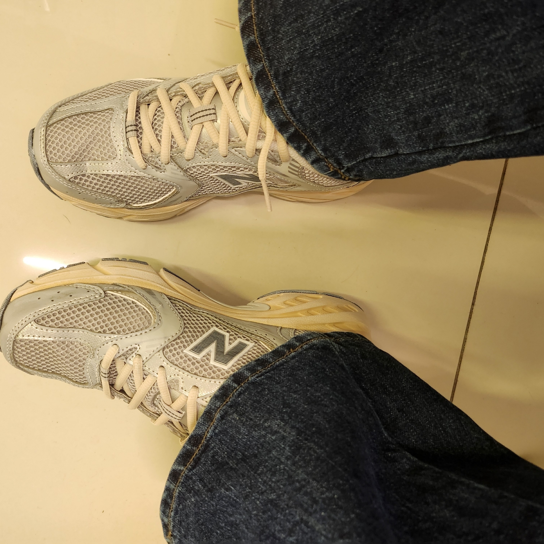 New Balance 530 Vintage Metallic Silver 착용 스타일 - 2