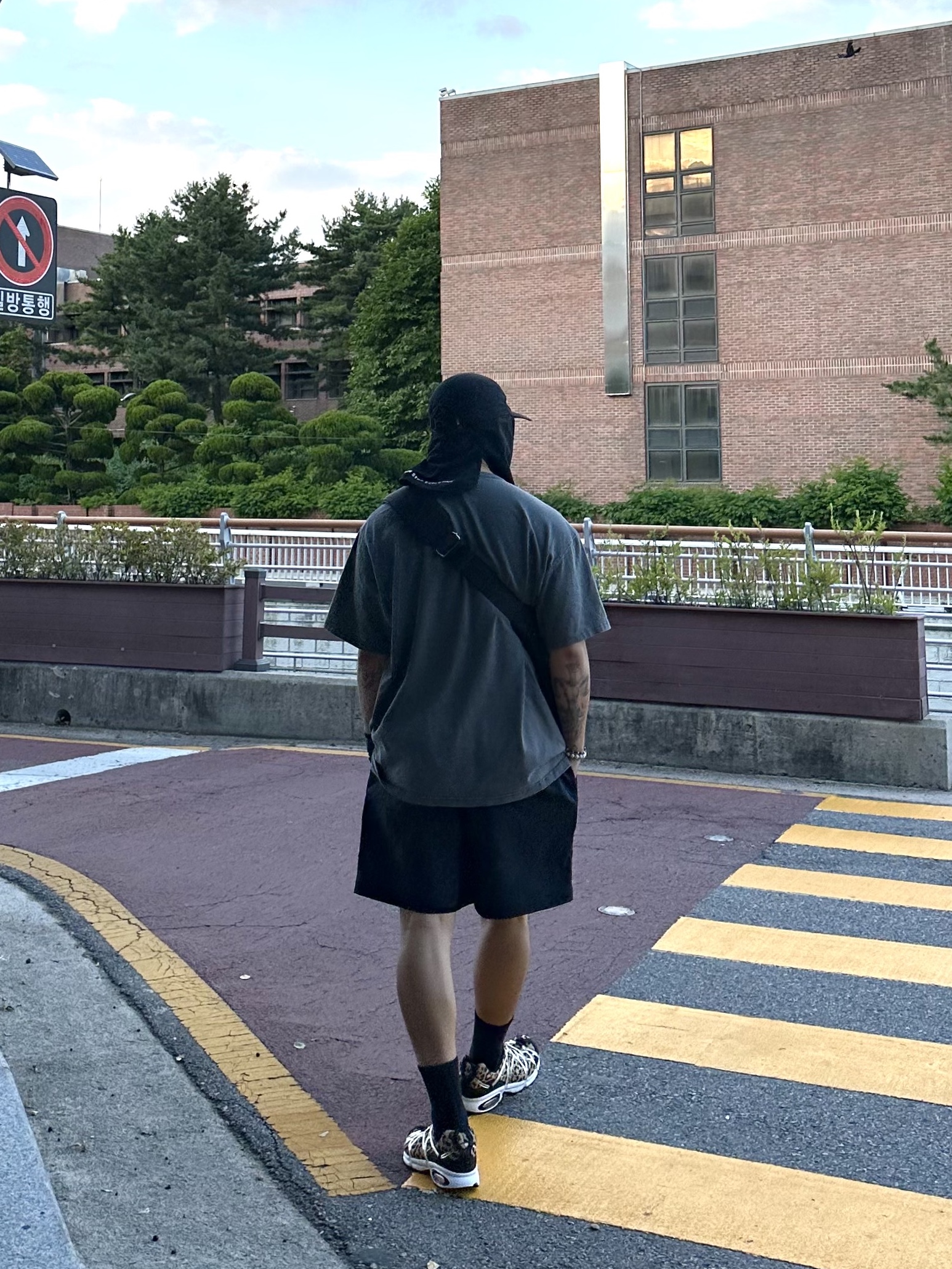Nike Air Kukini SE Kumquat and Action Red, Nike ACG Hiking Shorts Black - Asia 착용 스타일 - 1