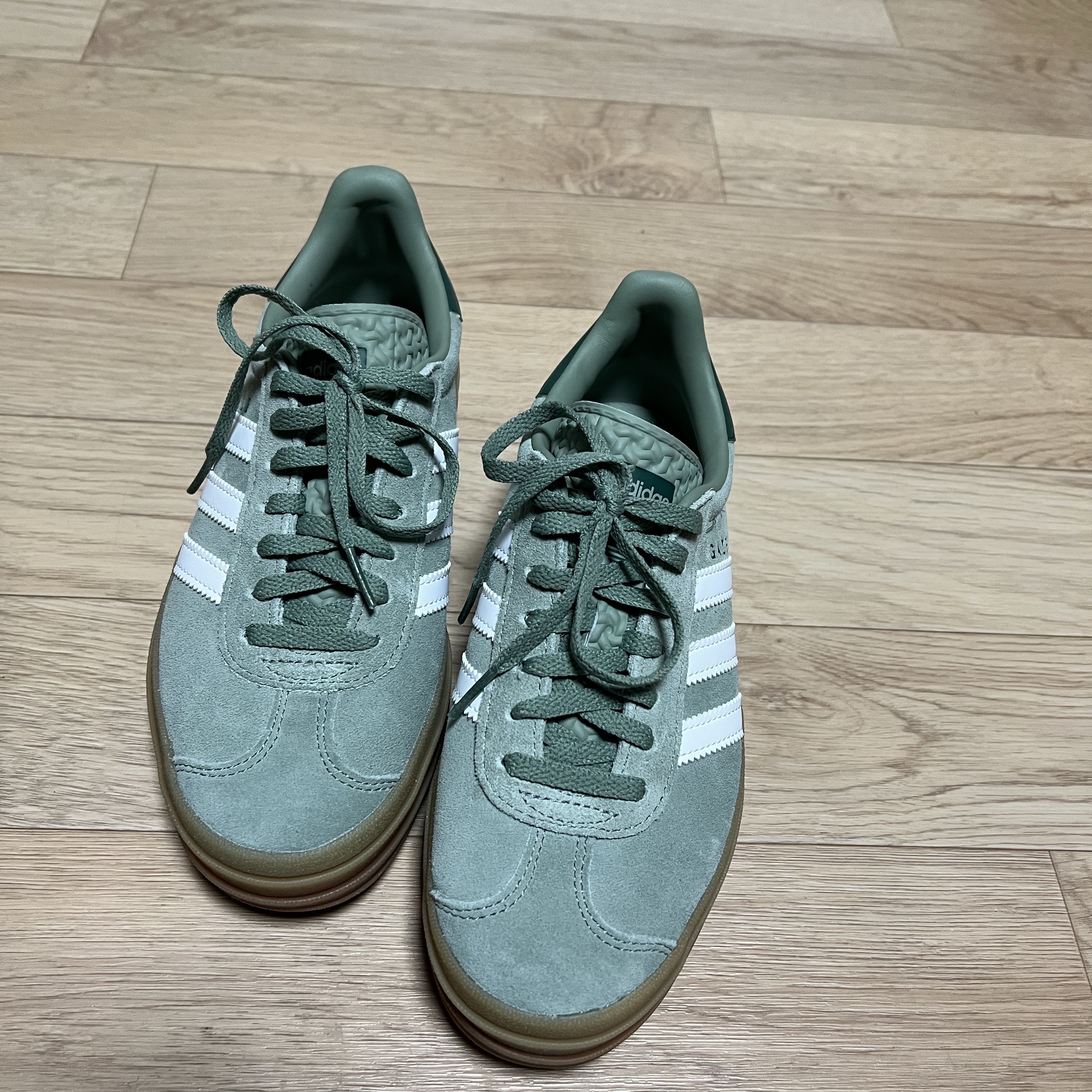 (W) Adidas Gazelle Bold Silver Green Cloud White 착용 스타일