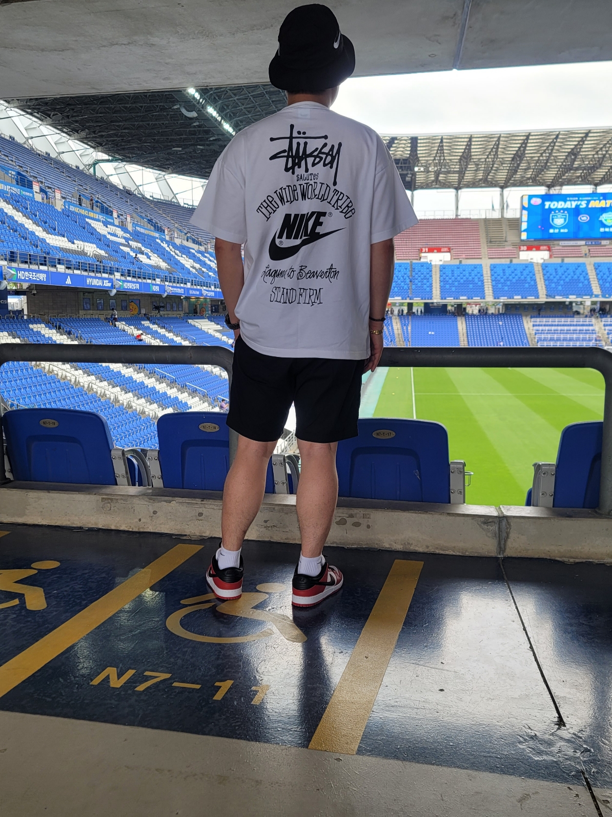 Nike x Stussy T-Shirt White (DV1774-100), Nike x Stussy Bucket Hat Black 착용 스타일