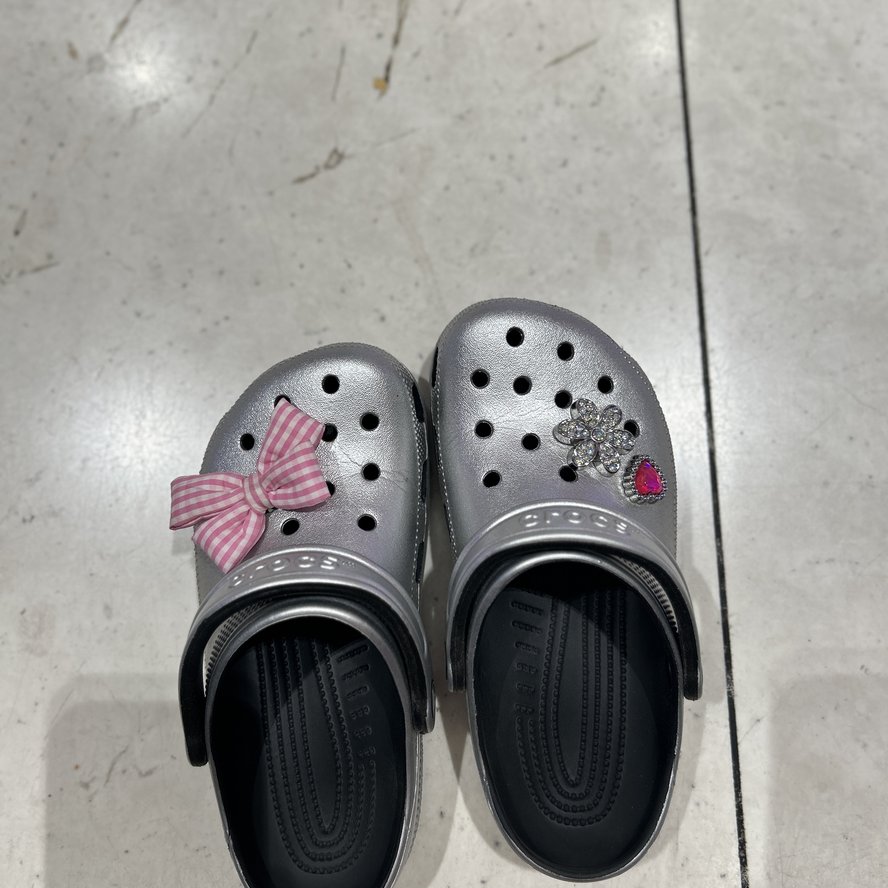 Crocs Classic Metallic Clog Silver 착용 스타일