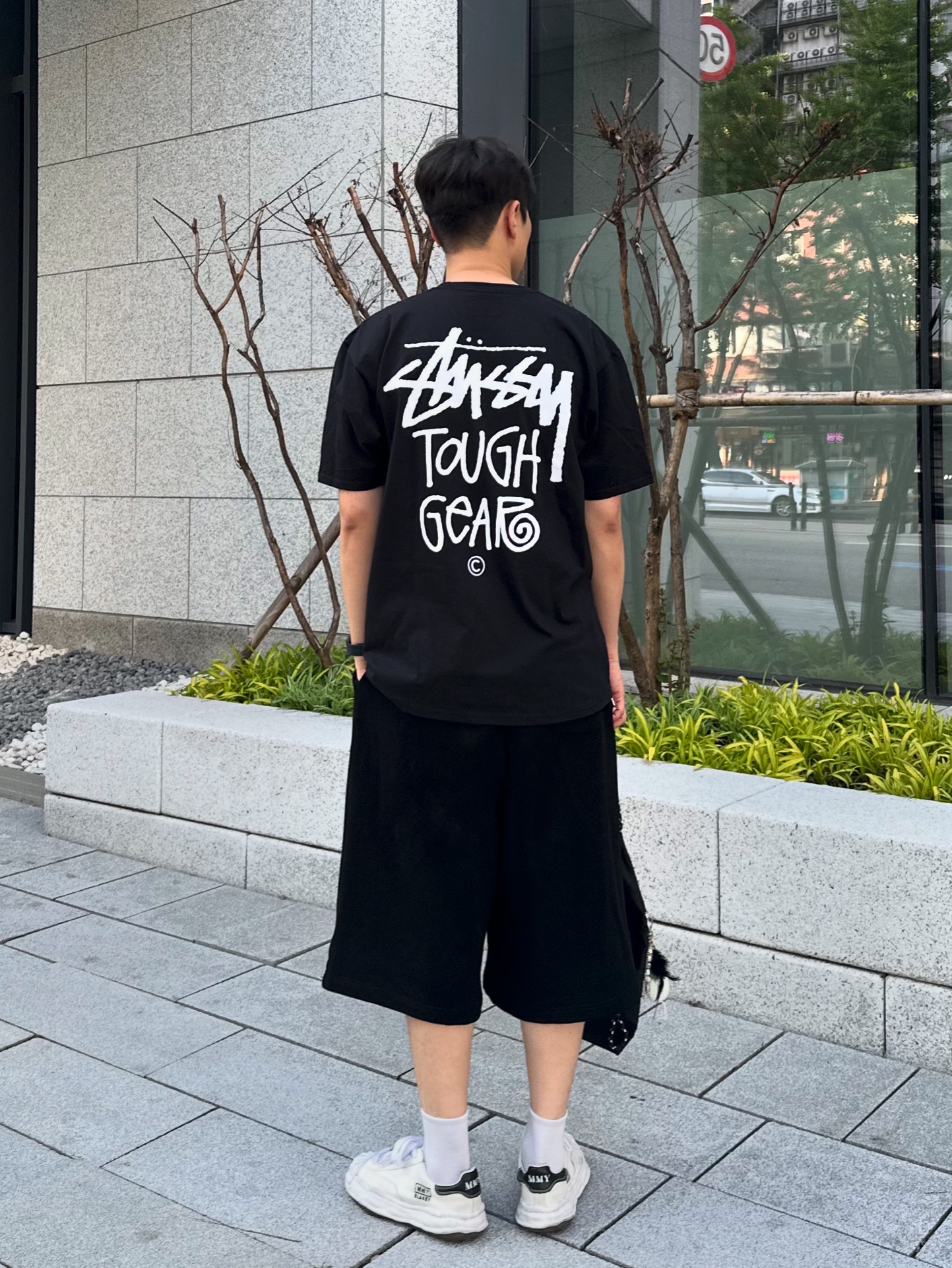 Stussy Tough Gear T-Shirt Black, Maison Mihara Yasuhiro Blakey OG Sole Canvas Low-top Sneakers White 착용 스타일 - 1