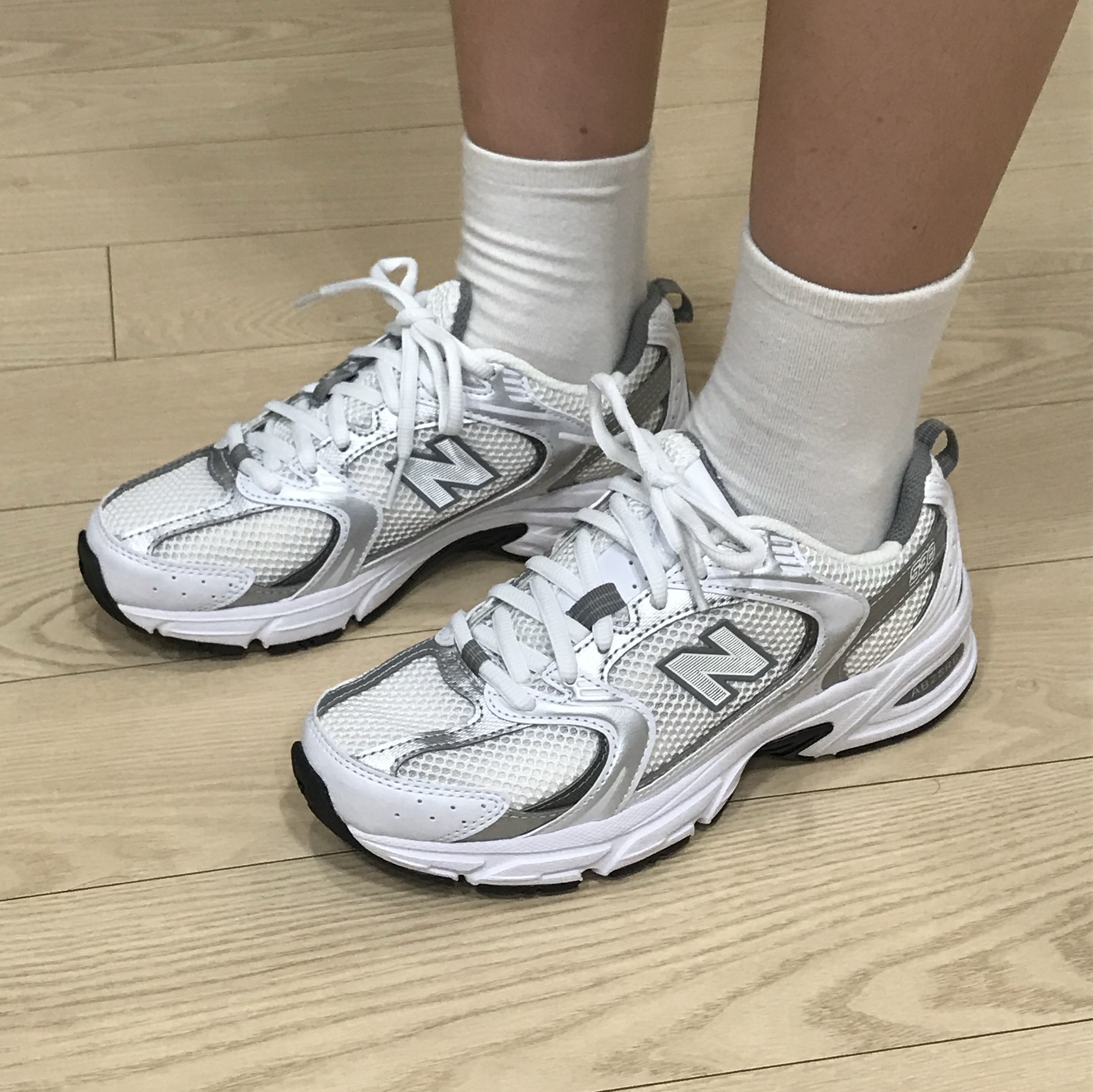 New Balance 530 White Silver 착용 스타일