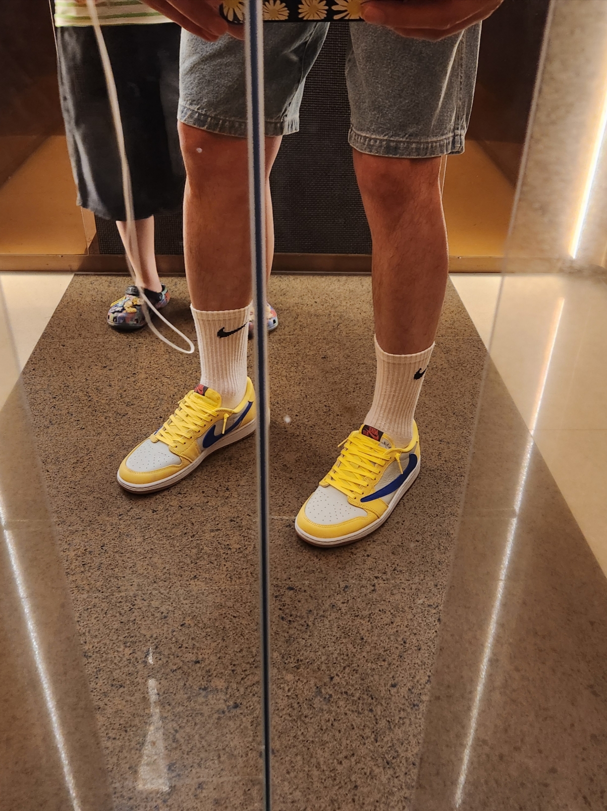 (W) Jordan 1 x Travis Scott Retro Low OG SP Canary, Palace Tri-Smiler T-Shirt Black - 20SS 착용 스타일 - 4