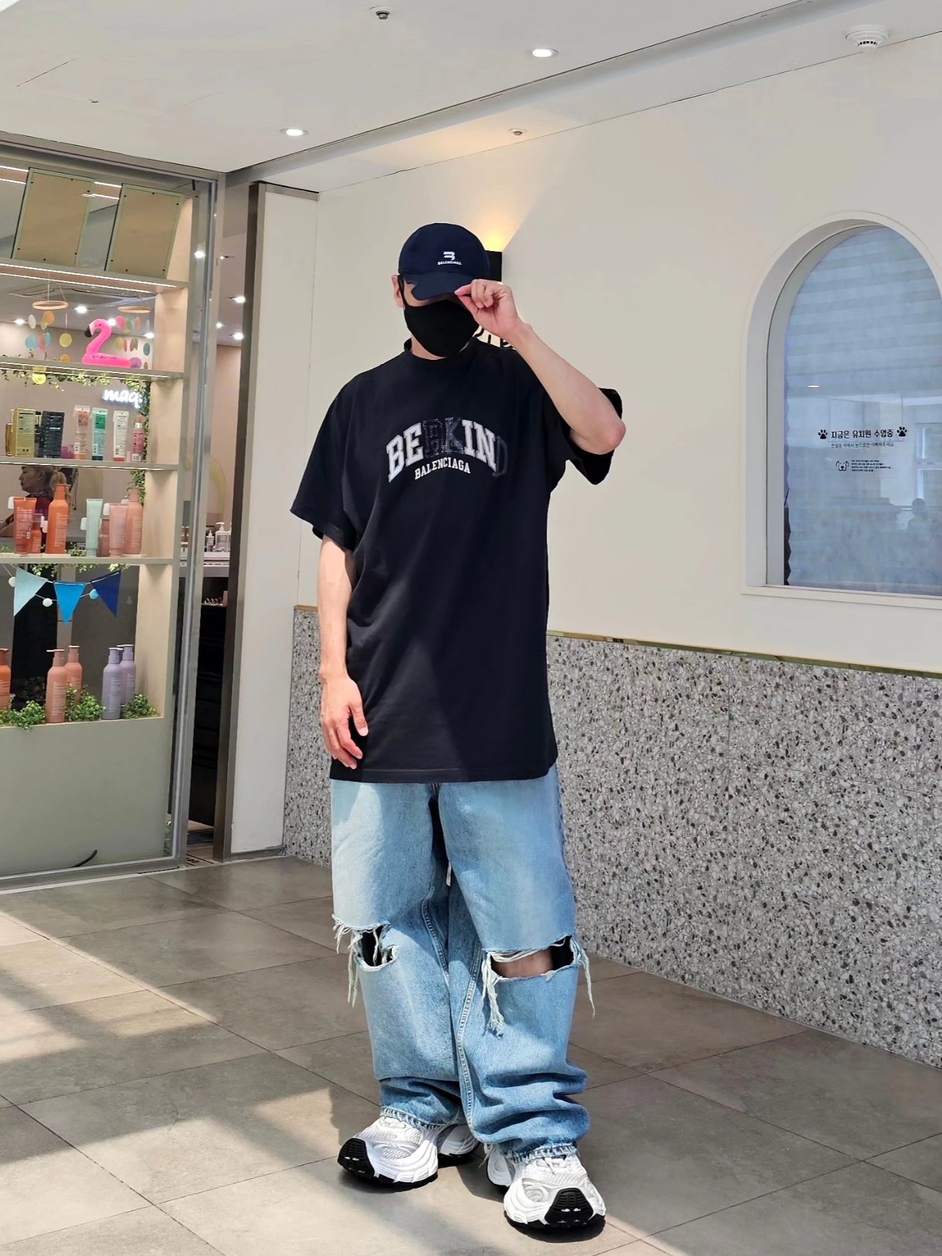 Balenciaga Be Kind Crewneck T-Shirt Grey, Balenciaga Destroyed Super Large Baggy Pants Blue 착용 스타일 - 3