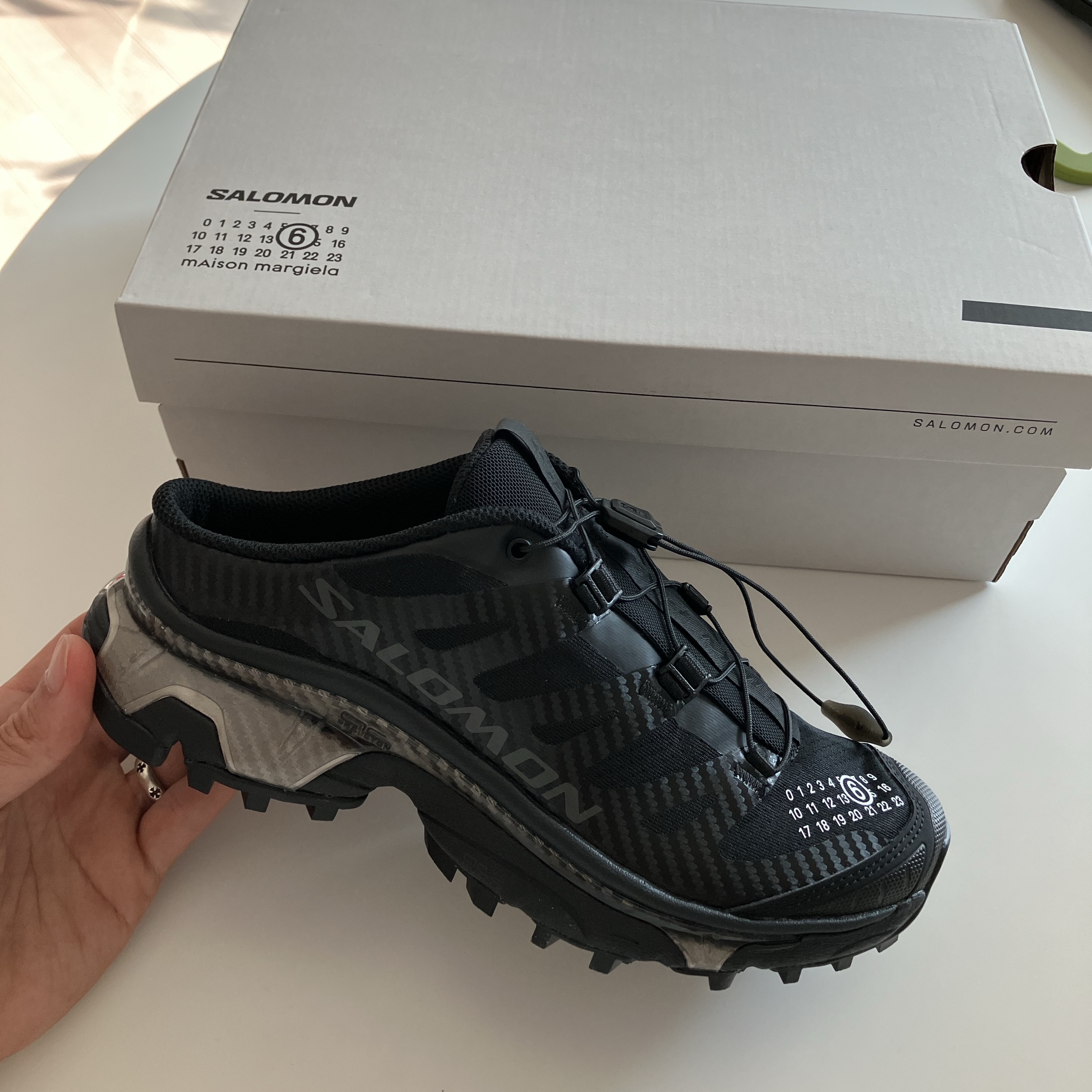 Salomon x MM6 Maison Margiela XT-4 Mule Black 착용 스타일 - 1